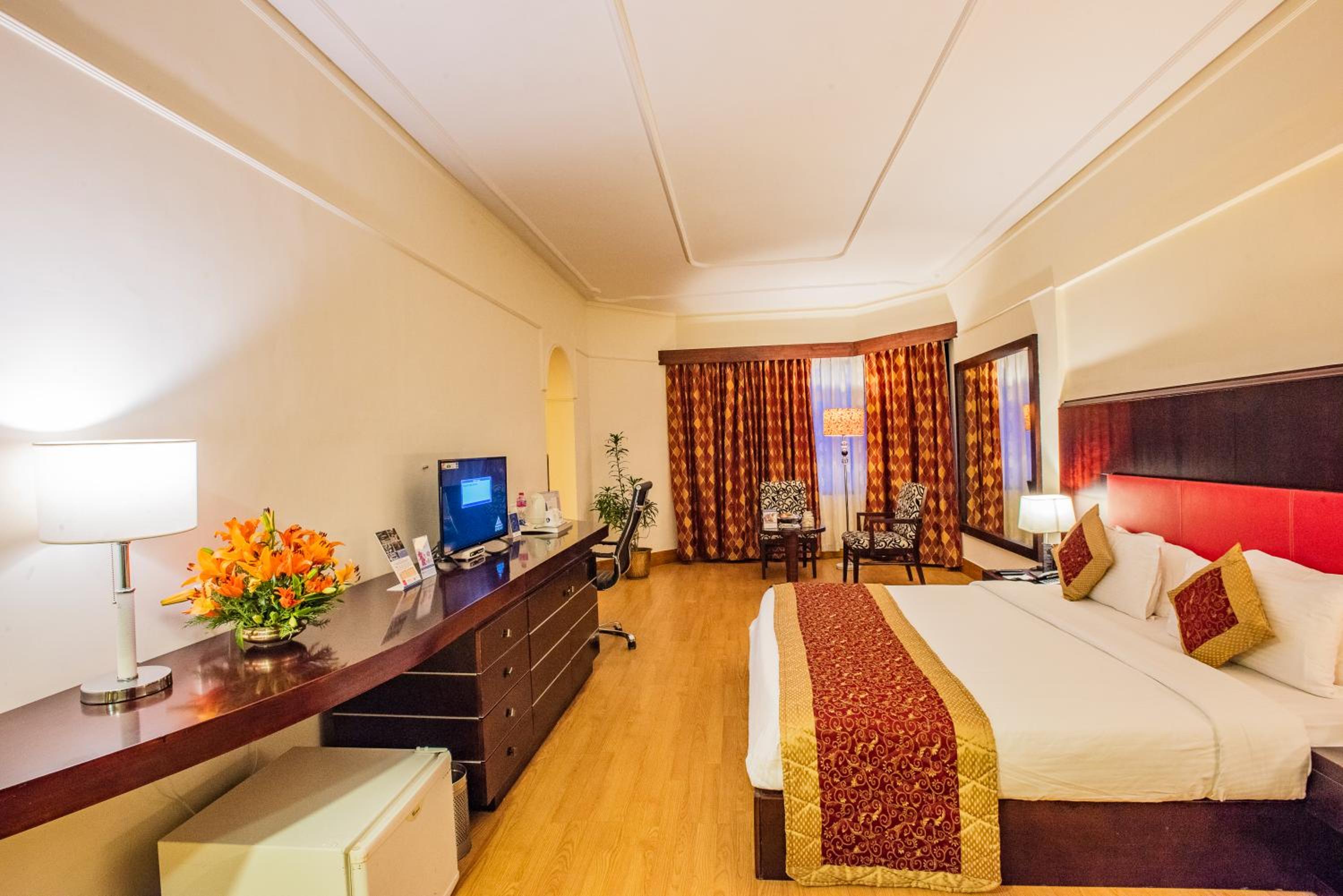 Executive Suite - Photo 3