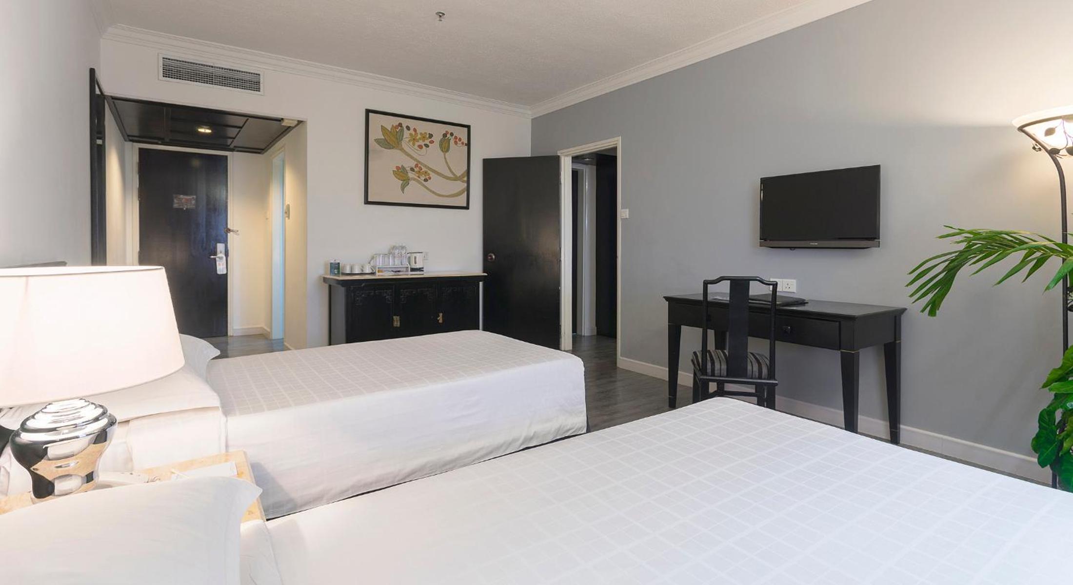 Deluxe Family Suite - Photo 2