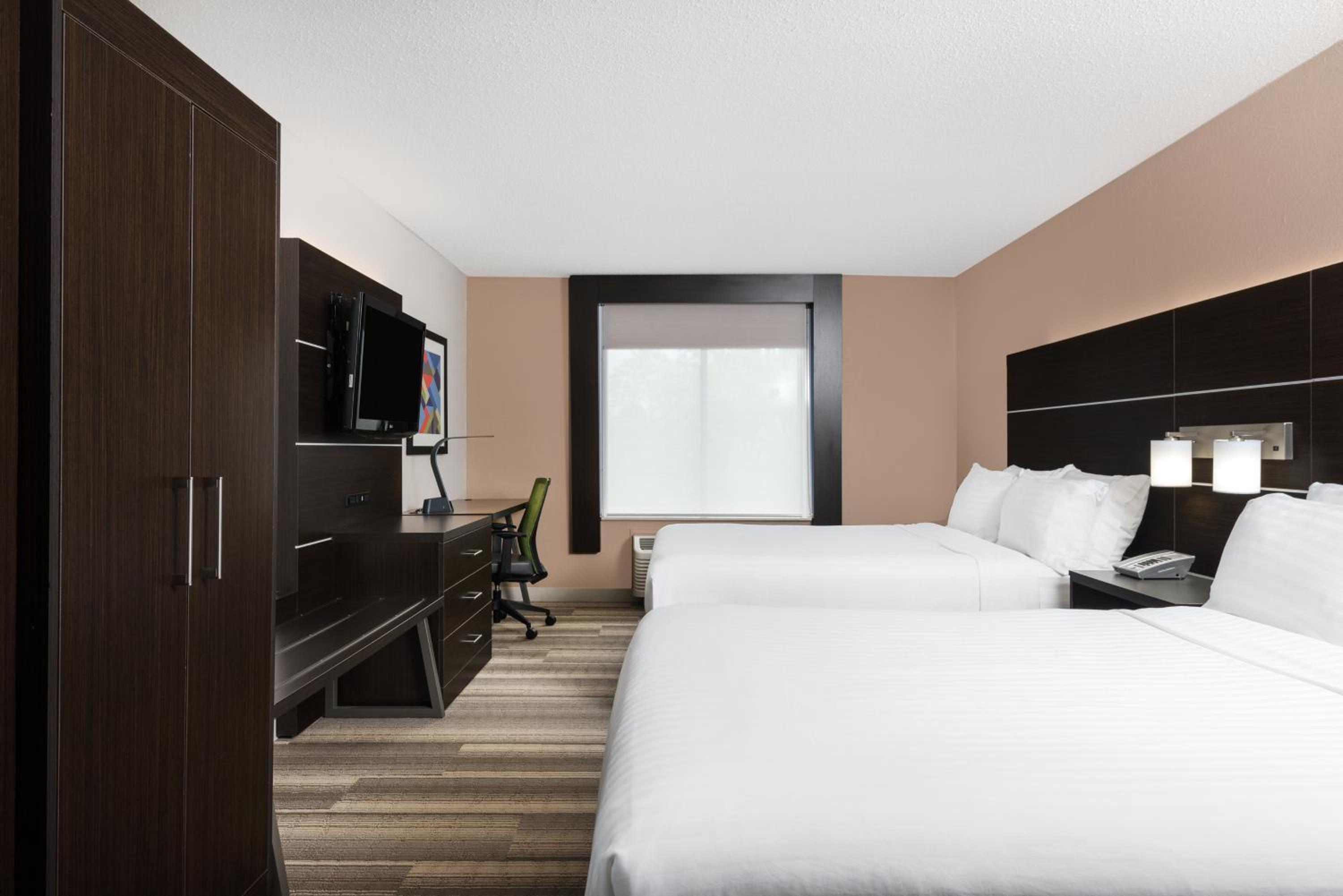 Standard Room with Two Queen Beds - Photo 1