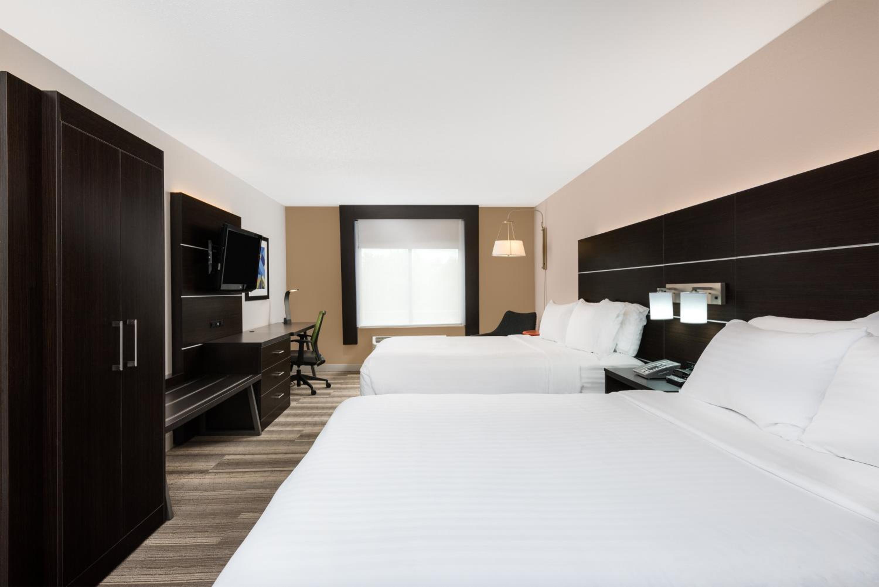 Standard Room with Two Queen Beds - Photo 3
