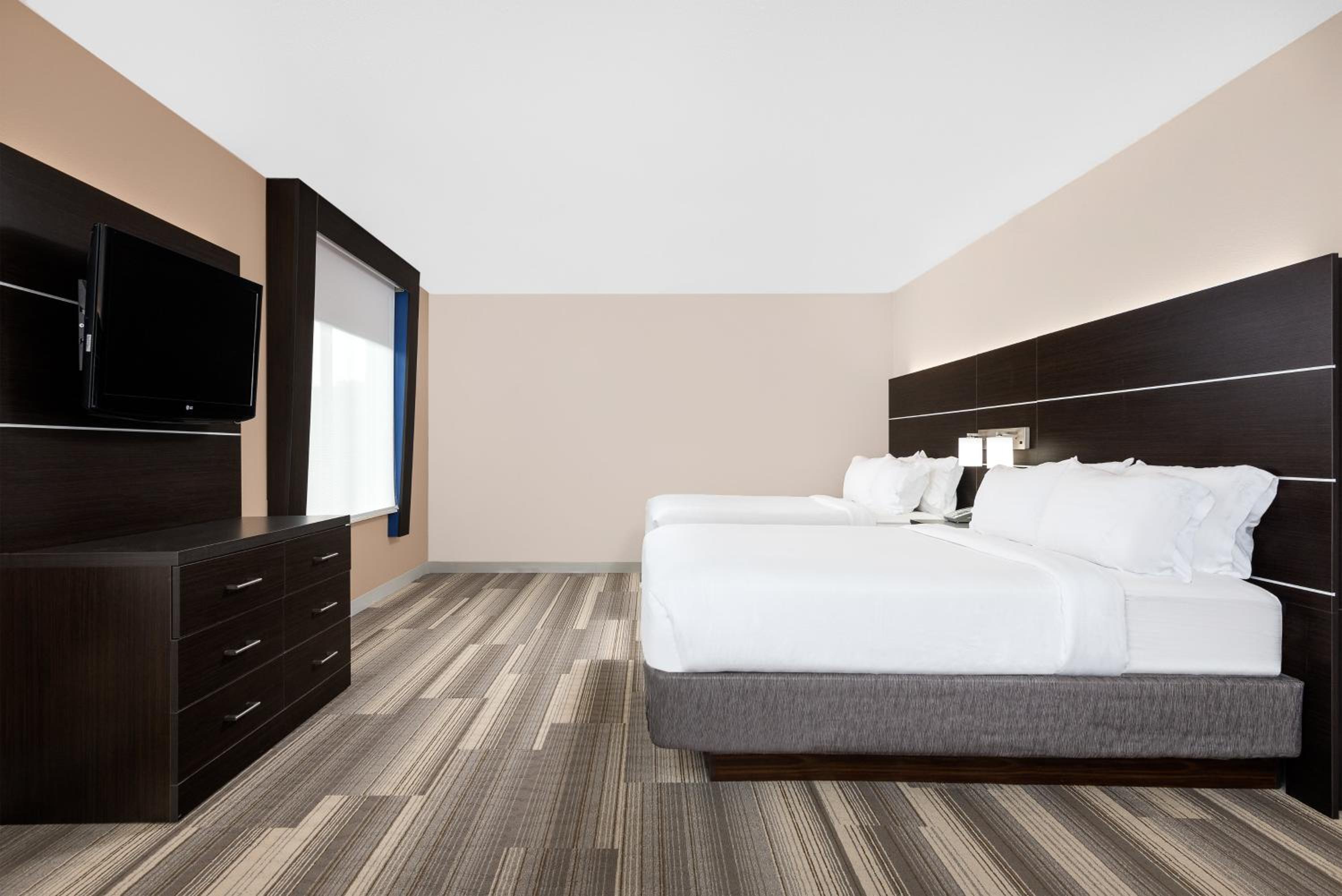 Queen Suite with Two Queen Beds and Sofa Bed - Photo 3