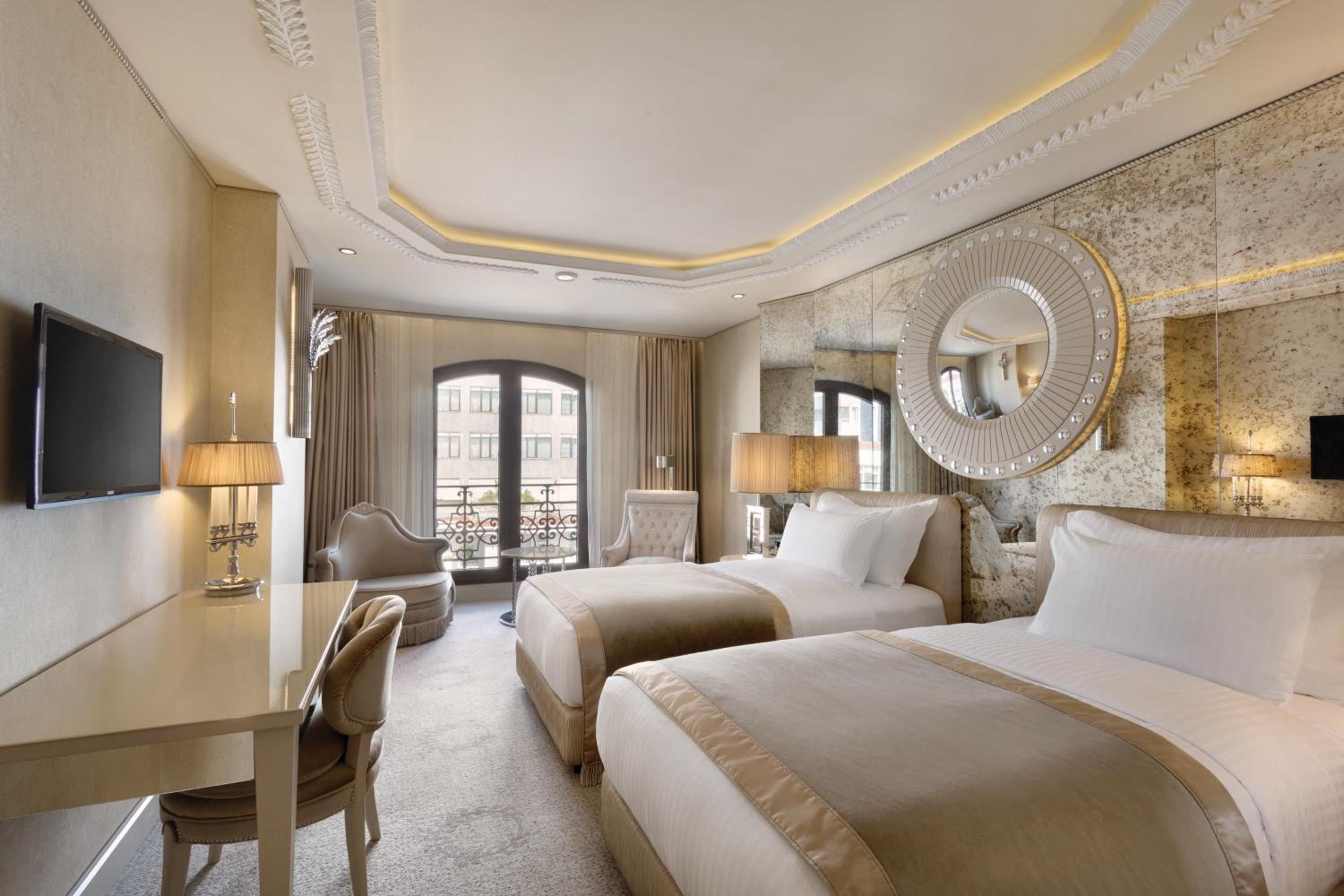 Deluxe Twin Room with City View - Photo 14