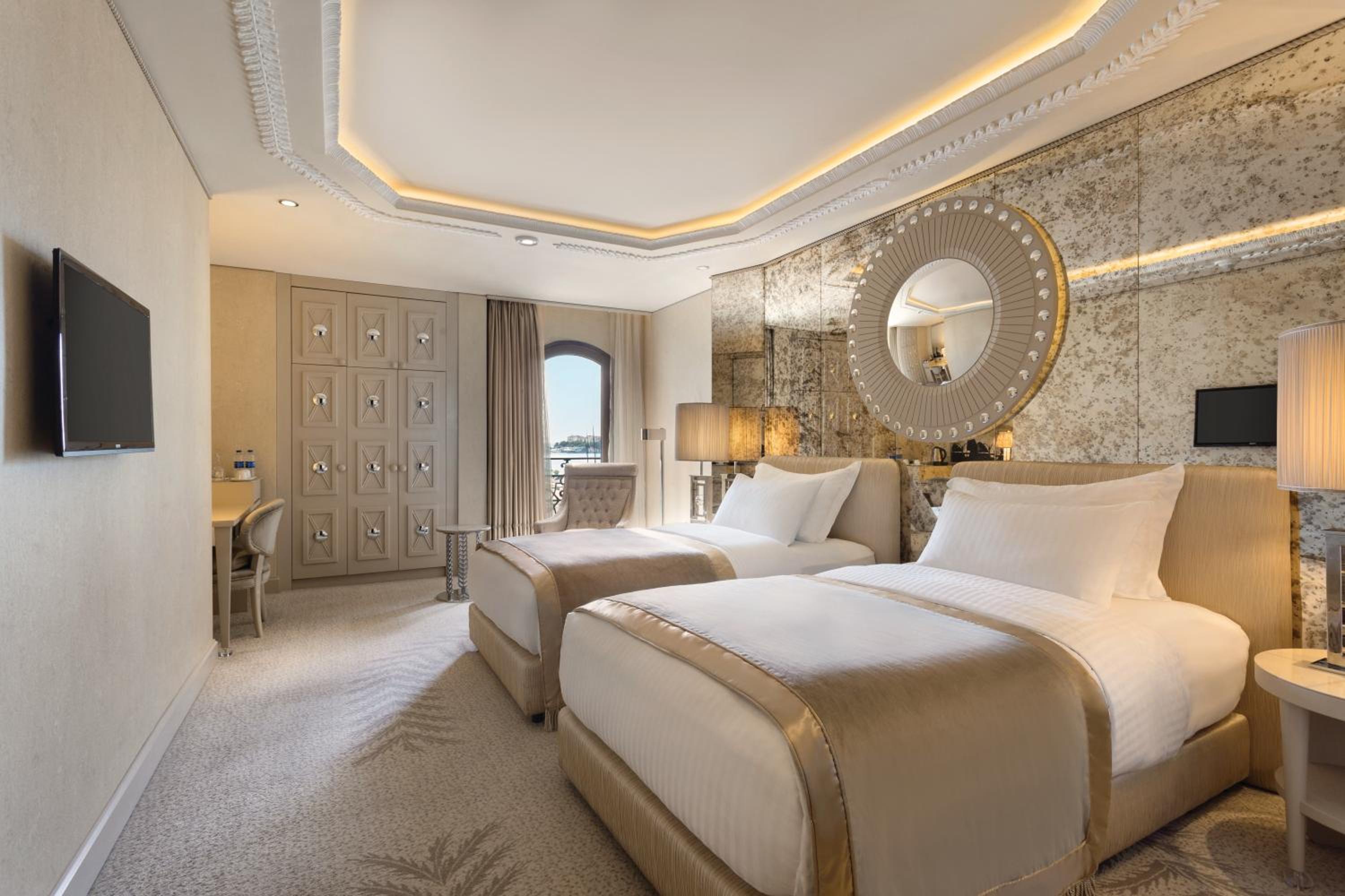 Deluxe Twin Room with Partial Sea View - Photo 1