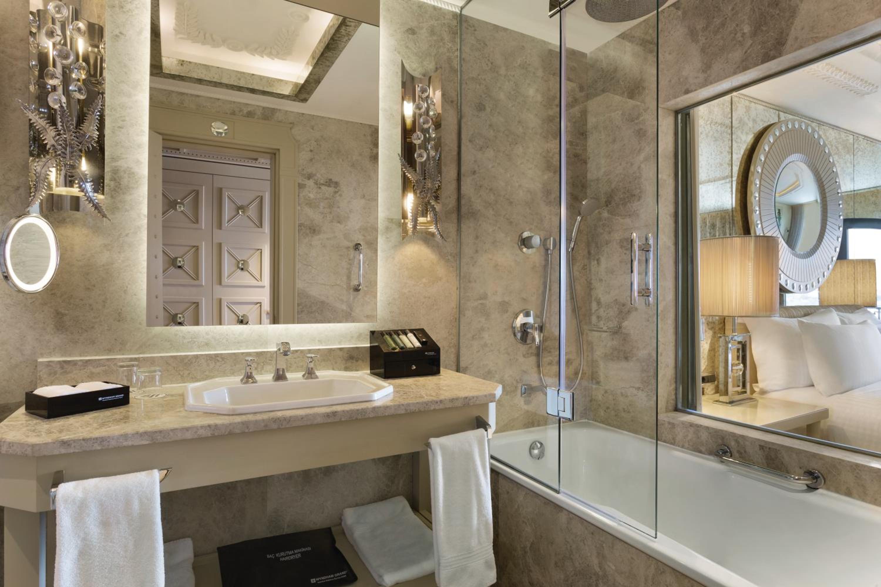 Deluxe King Room with City View - Photo 2