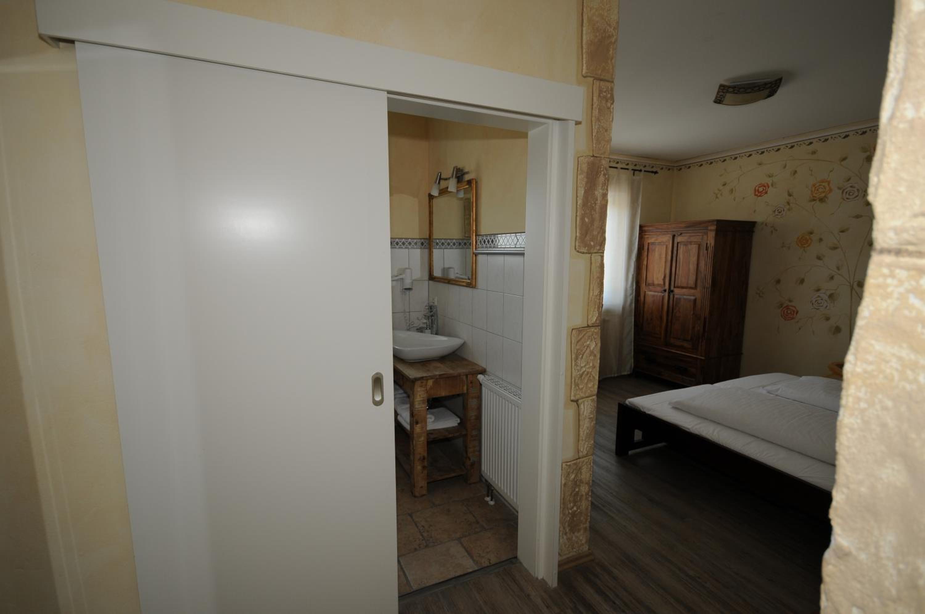 Economy Double Room photo 3