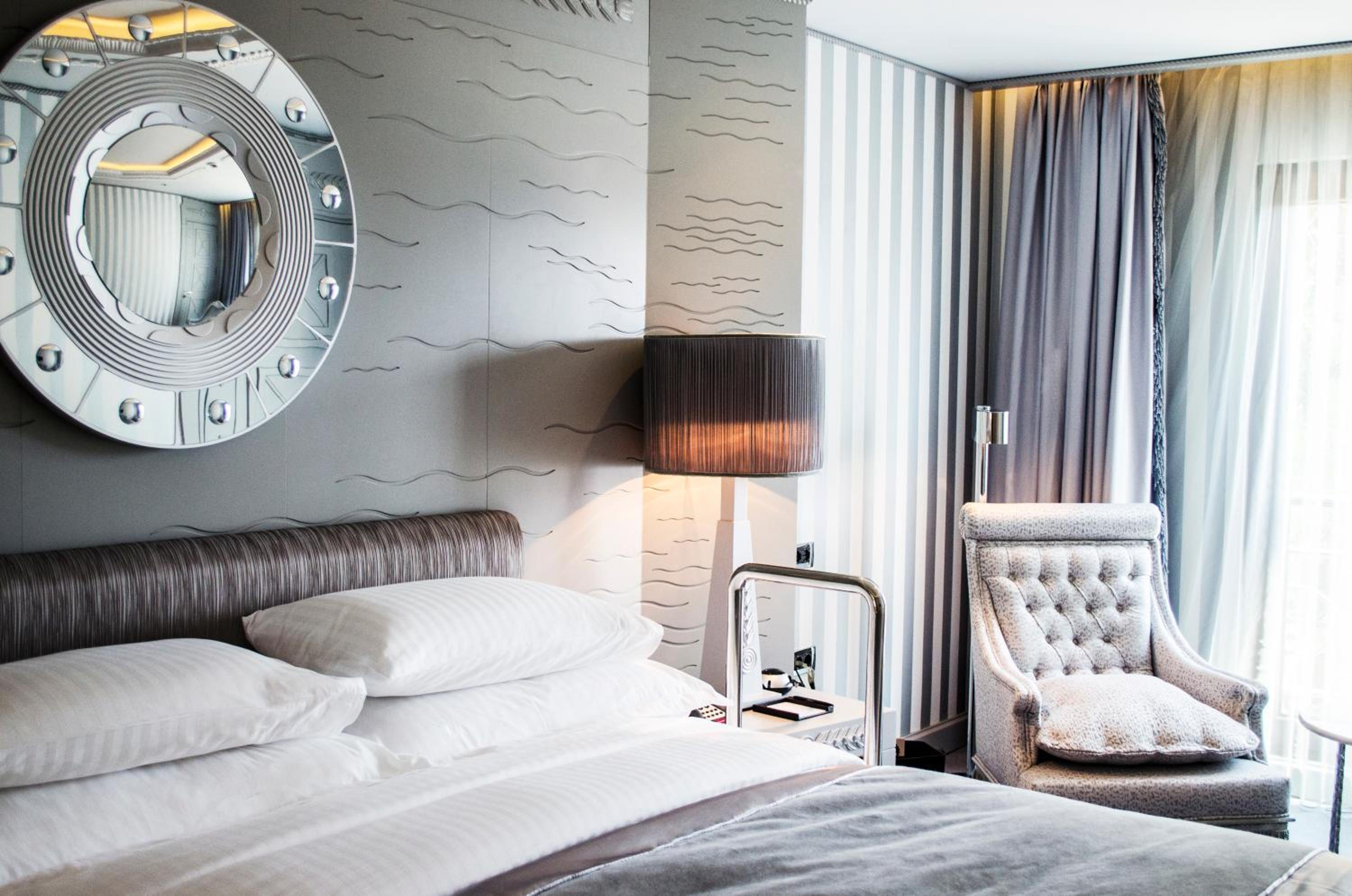 Deluxe King Room with City View - Photo 3
