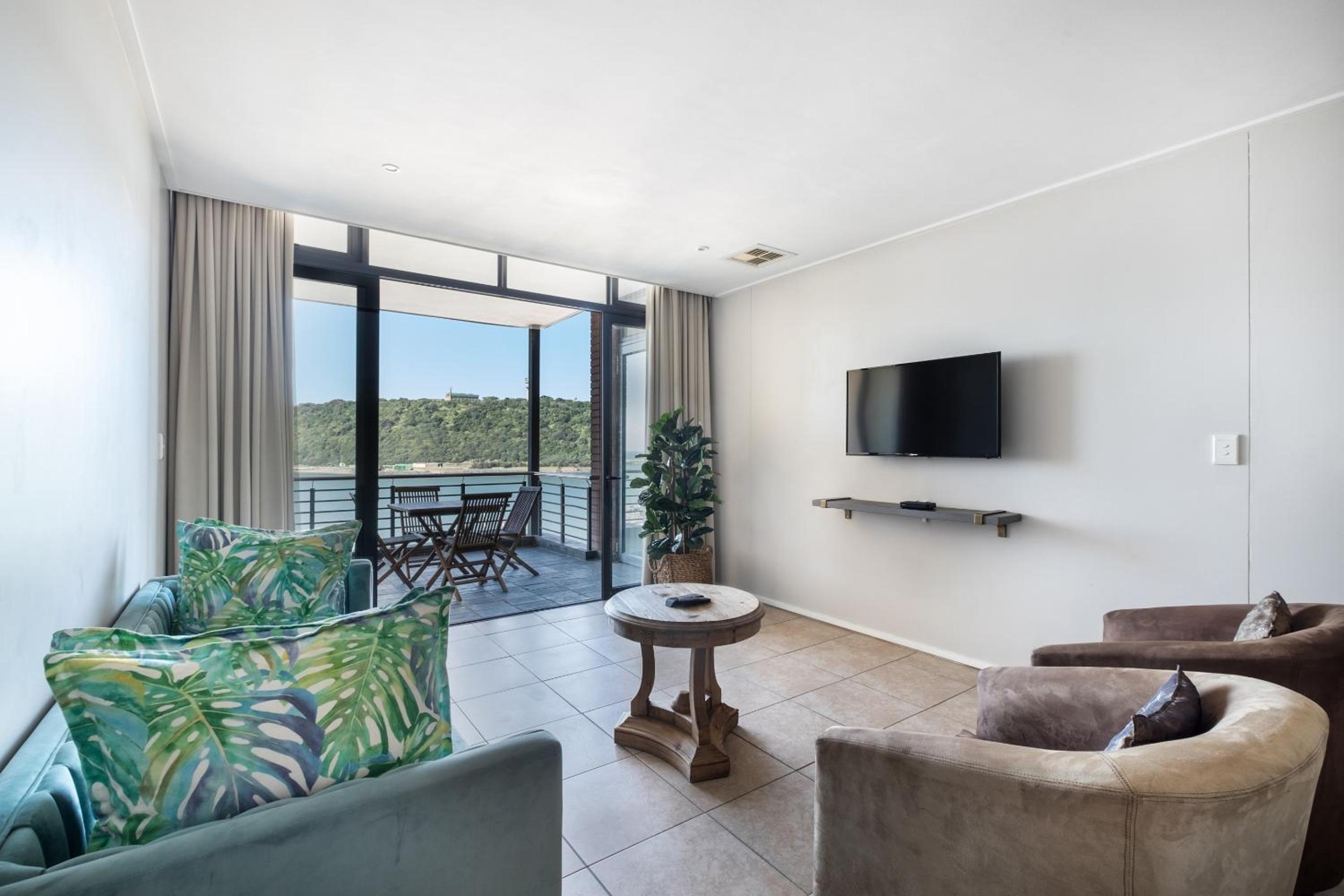Deluxe Two-Bedroom Apartment with Harbor View photo 3