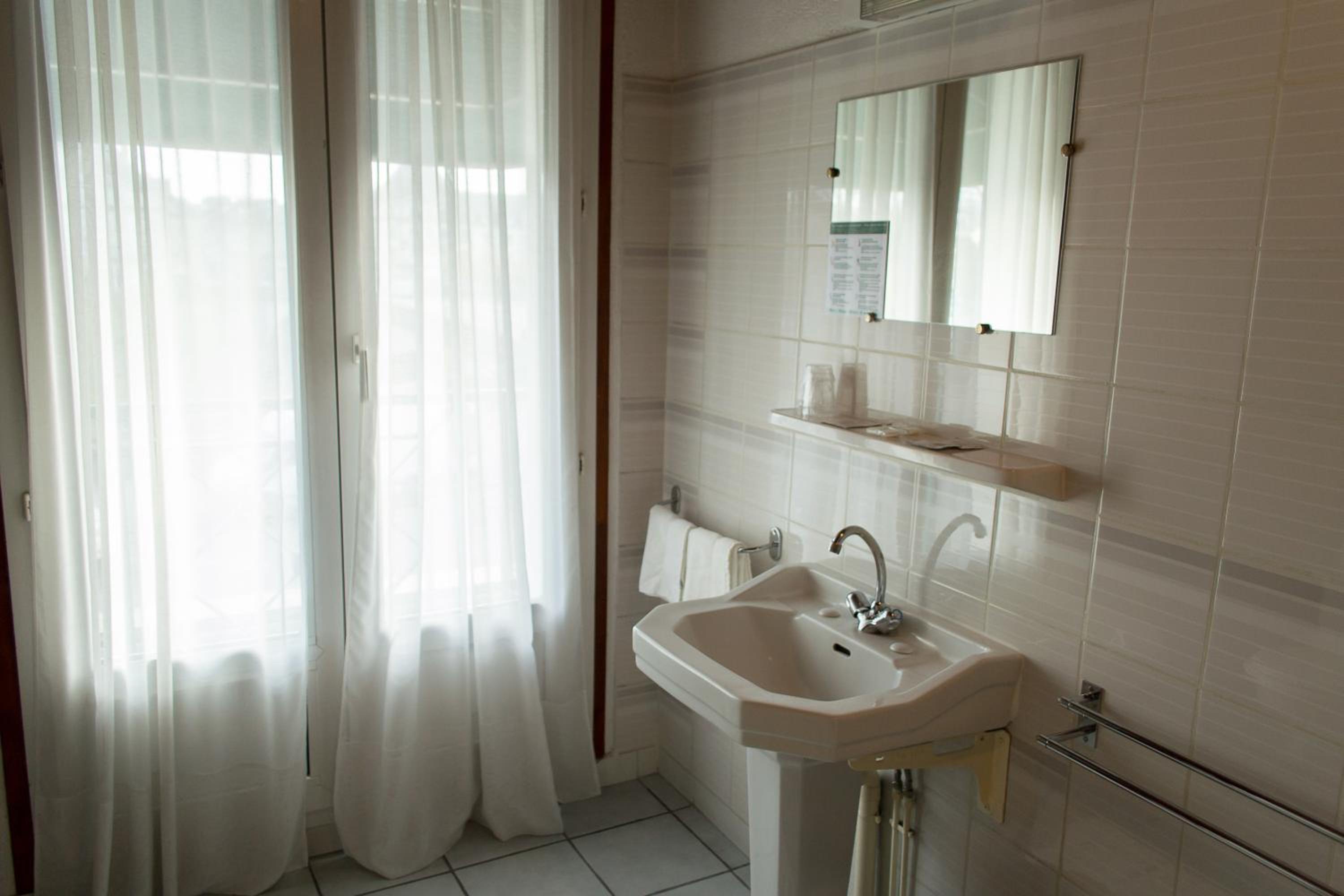 Twin Room with Bath photo 1
