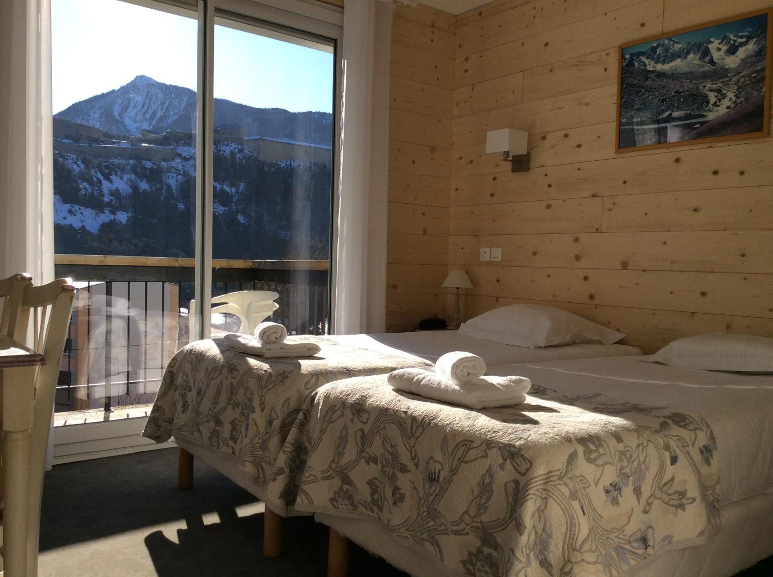 Standard Twin Room with Mountain View
