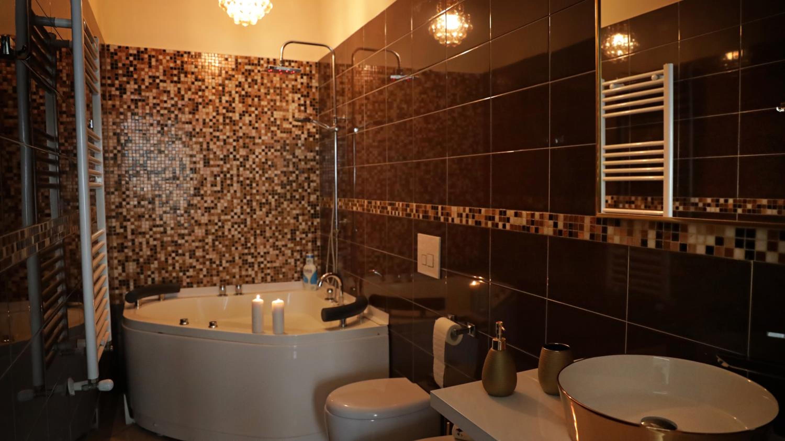Deluxe Suite with Spa Bath - Photo 2