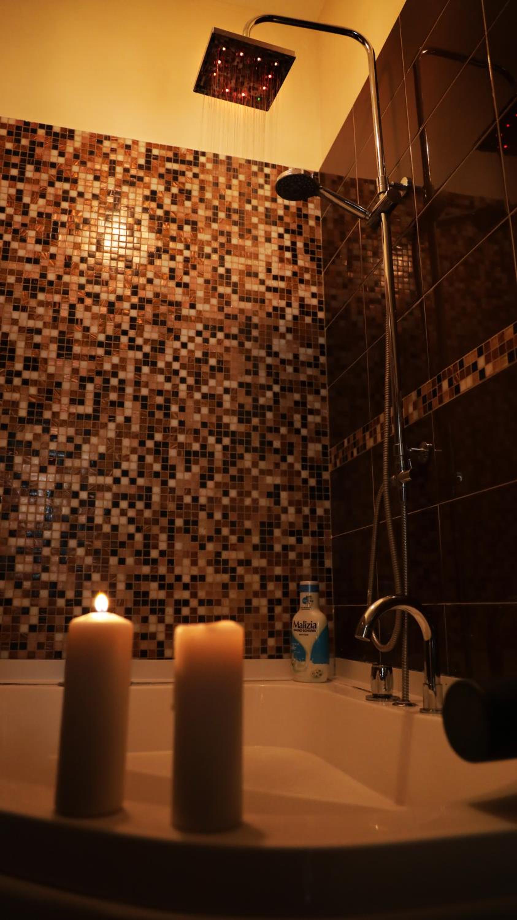 Deluxe Suite with Spa Bath - Photo 10
