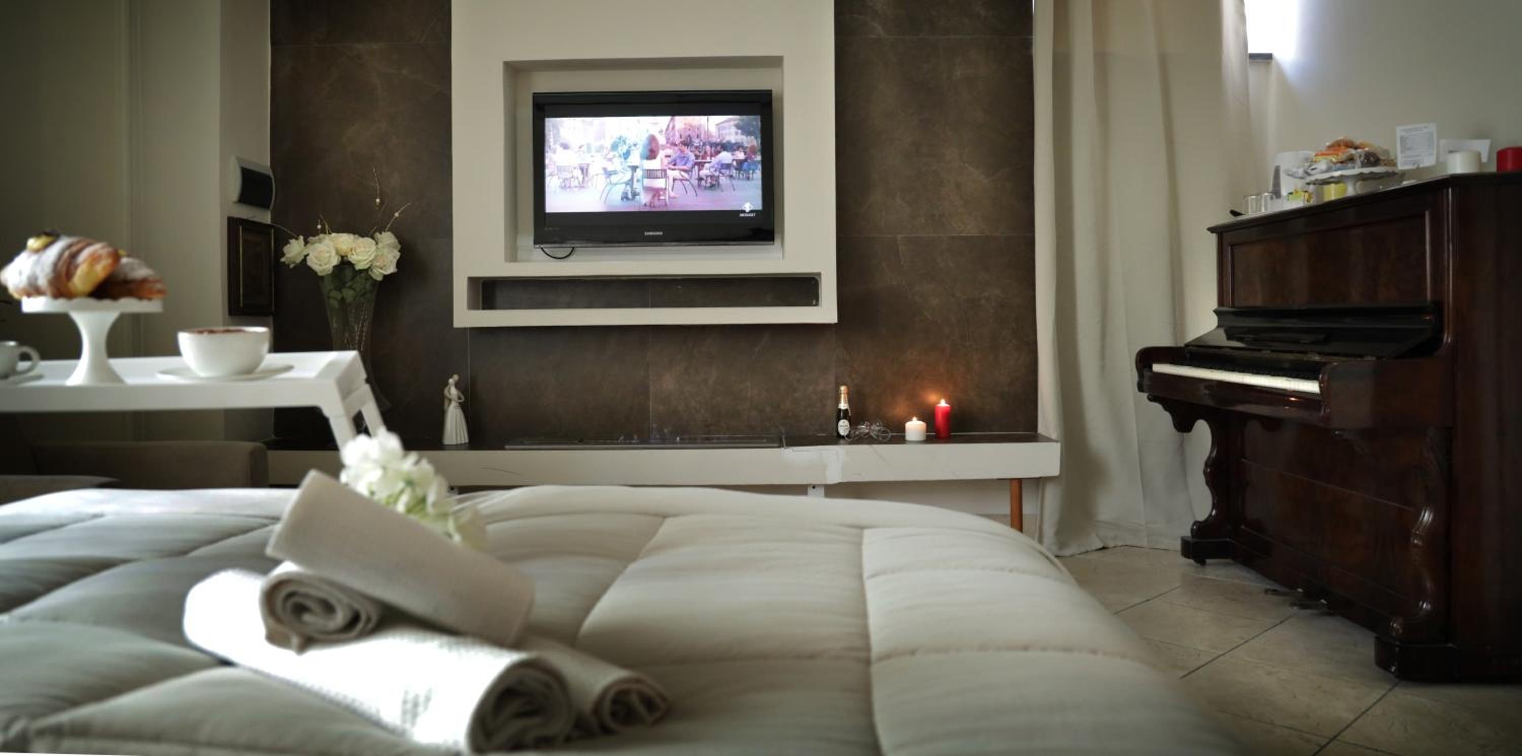 Deluxe Suite with Spa Bath - Photo 4