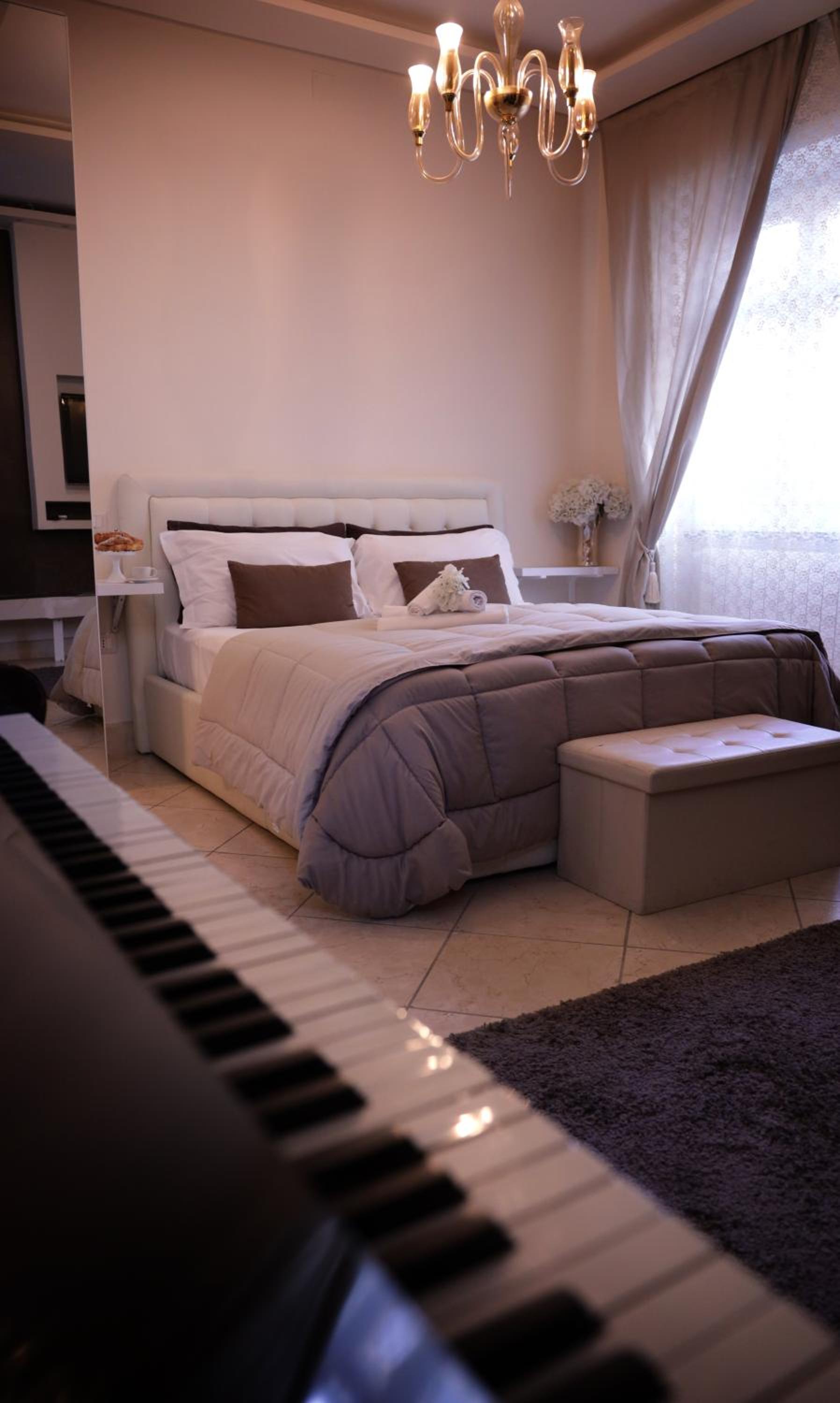 Deluxe Suite with Spa Bath - Photo 3