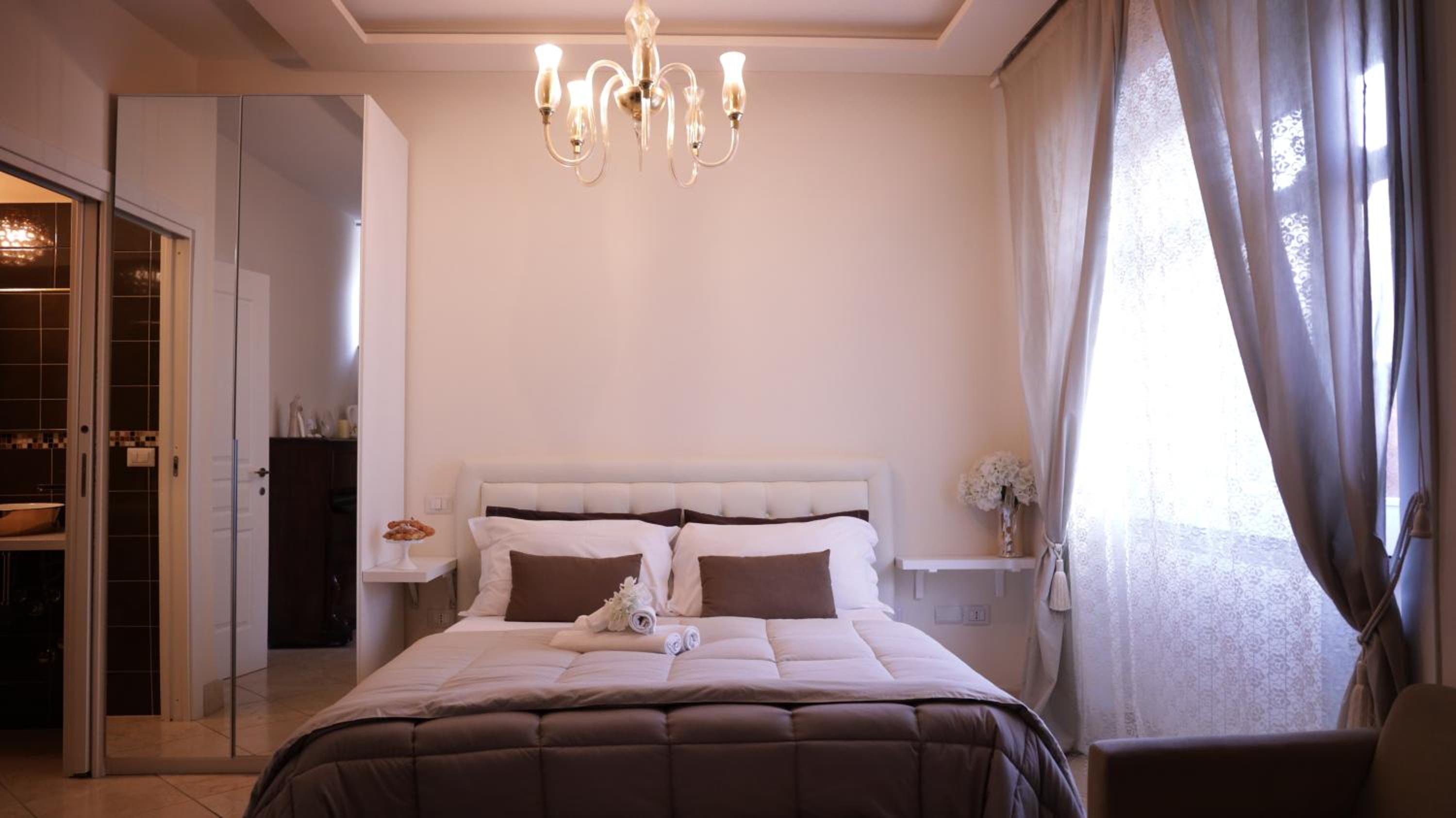 Deluxe Suite with Spa Bath - Photo 1