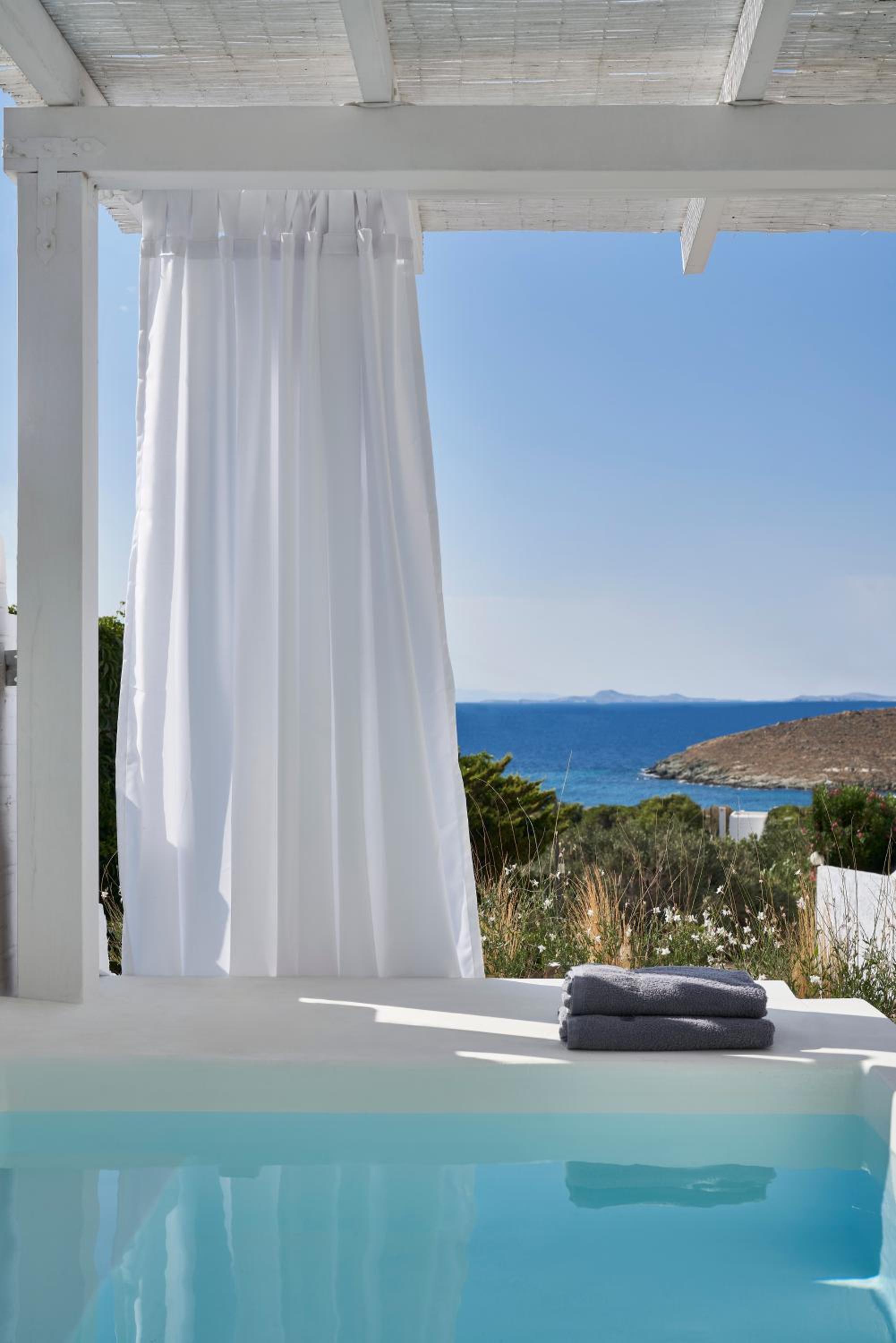 Deluxe Suite with Garden View & Outdoor Jet Tub  - Photo 11