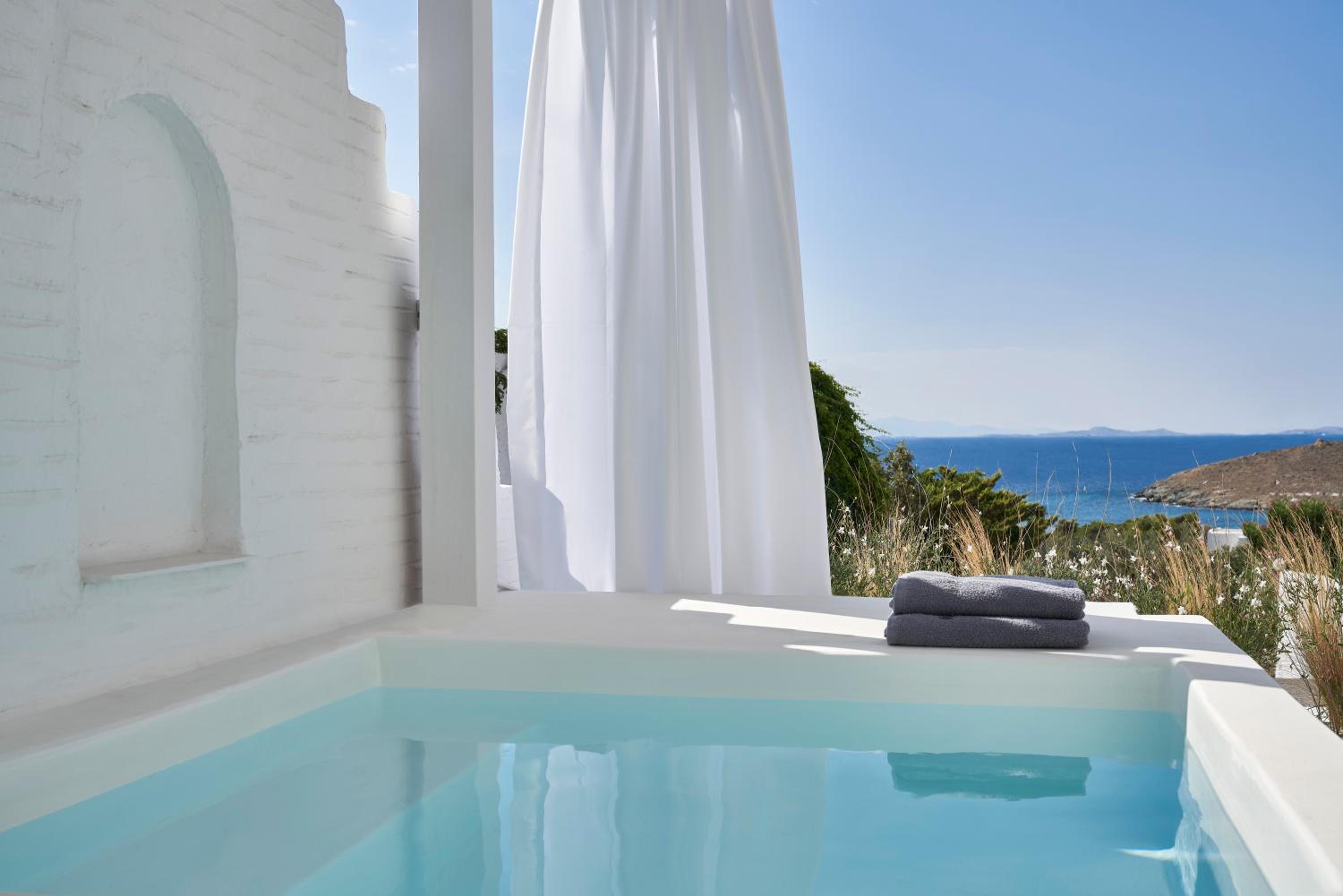 Deluxe Suite with Garden View & Outdoor Jet Tub  - Photo 12
