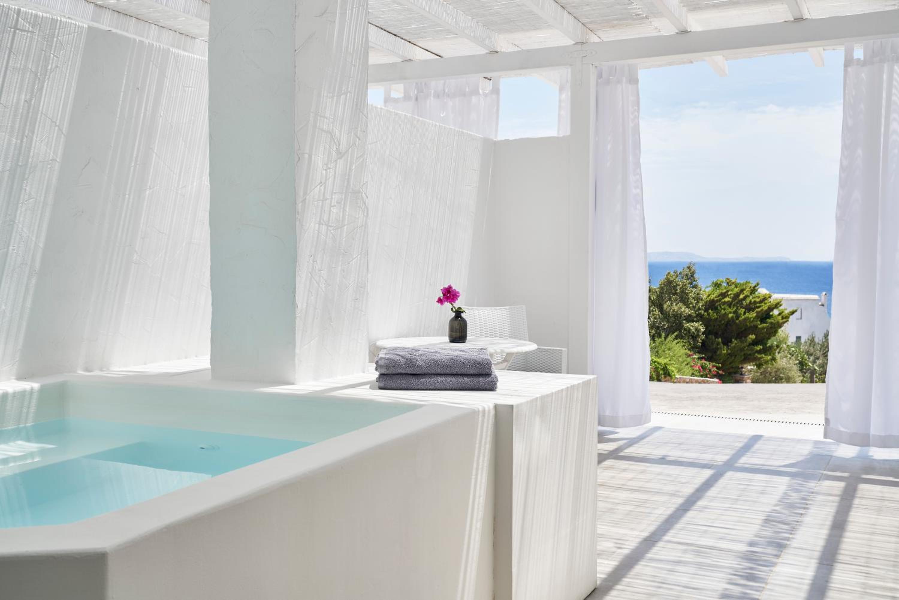 Deluxe Suite with Garden View & Outdoor Jet Tub  - Photo 2