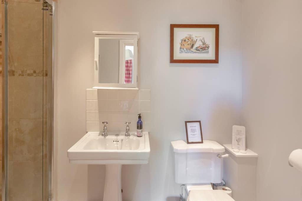 One-Bedroom House - Photo 13