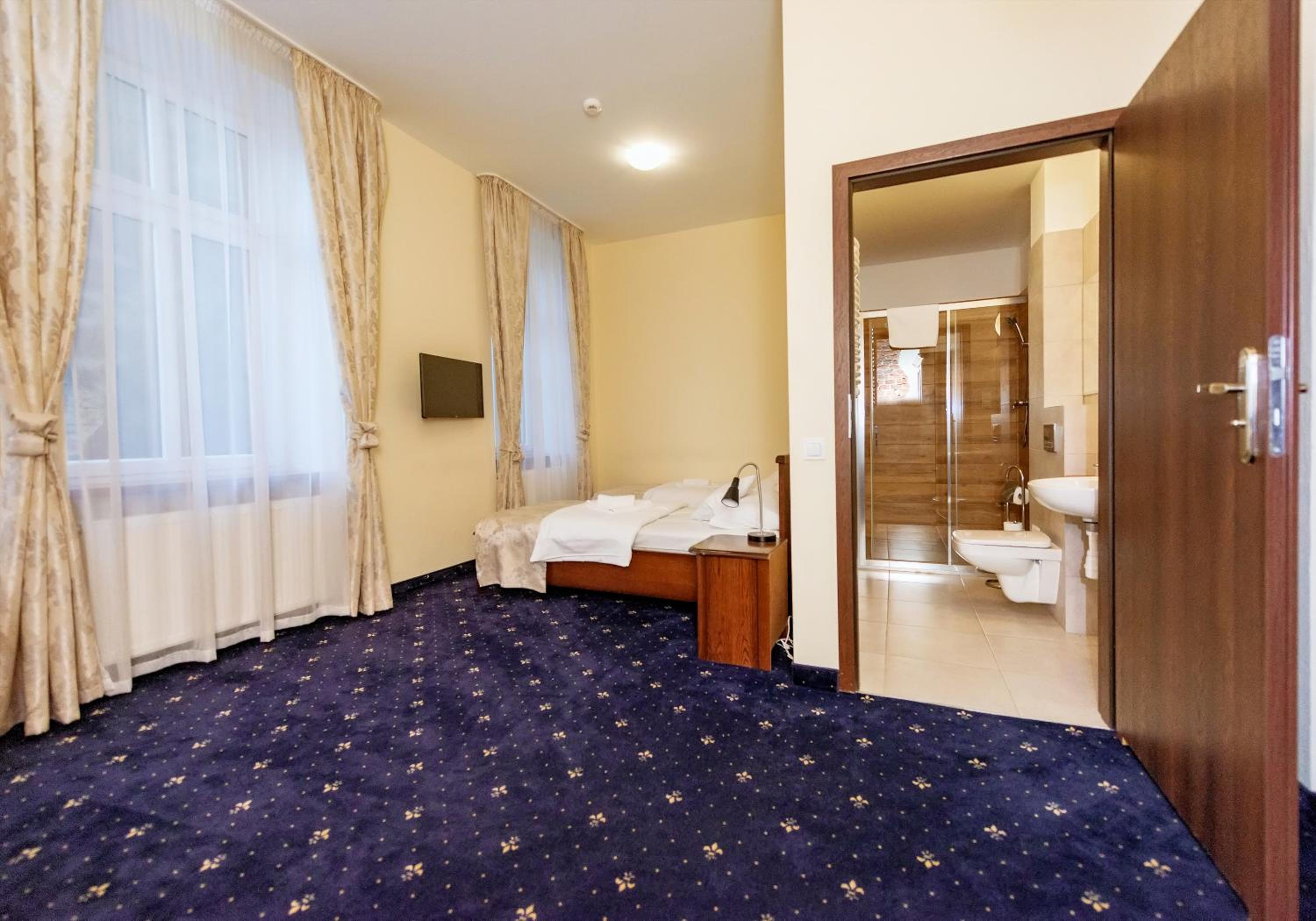 Standard Twin Room - Photo 10