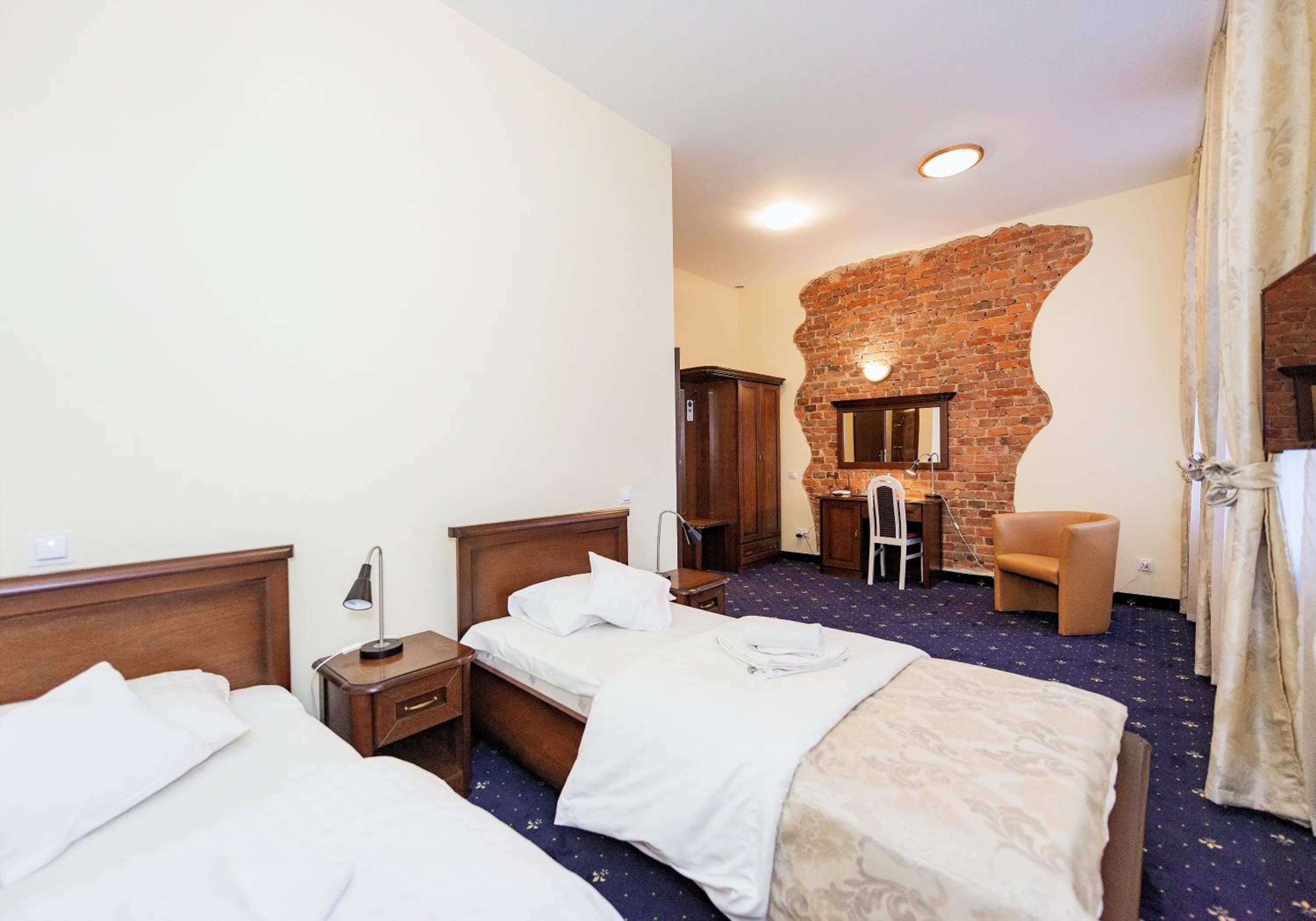 Standard Twin Room - Photo 8