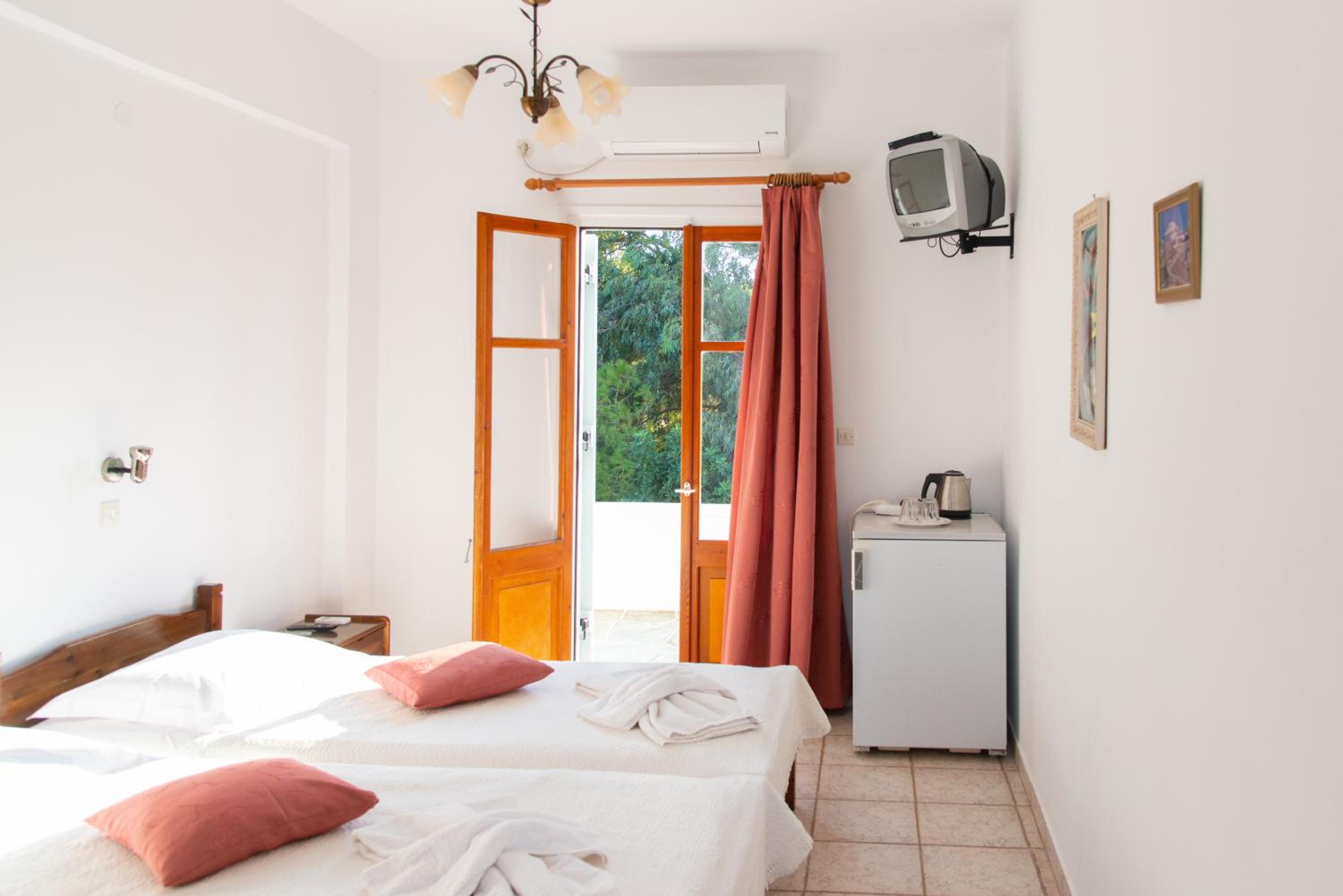 Twin Room - Photo 1