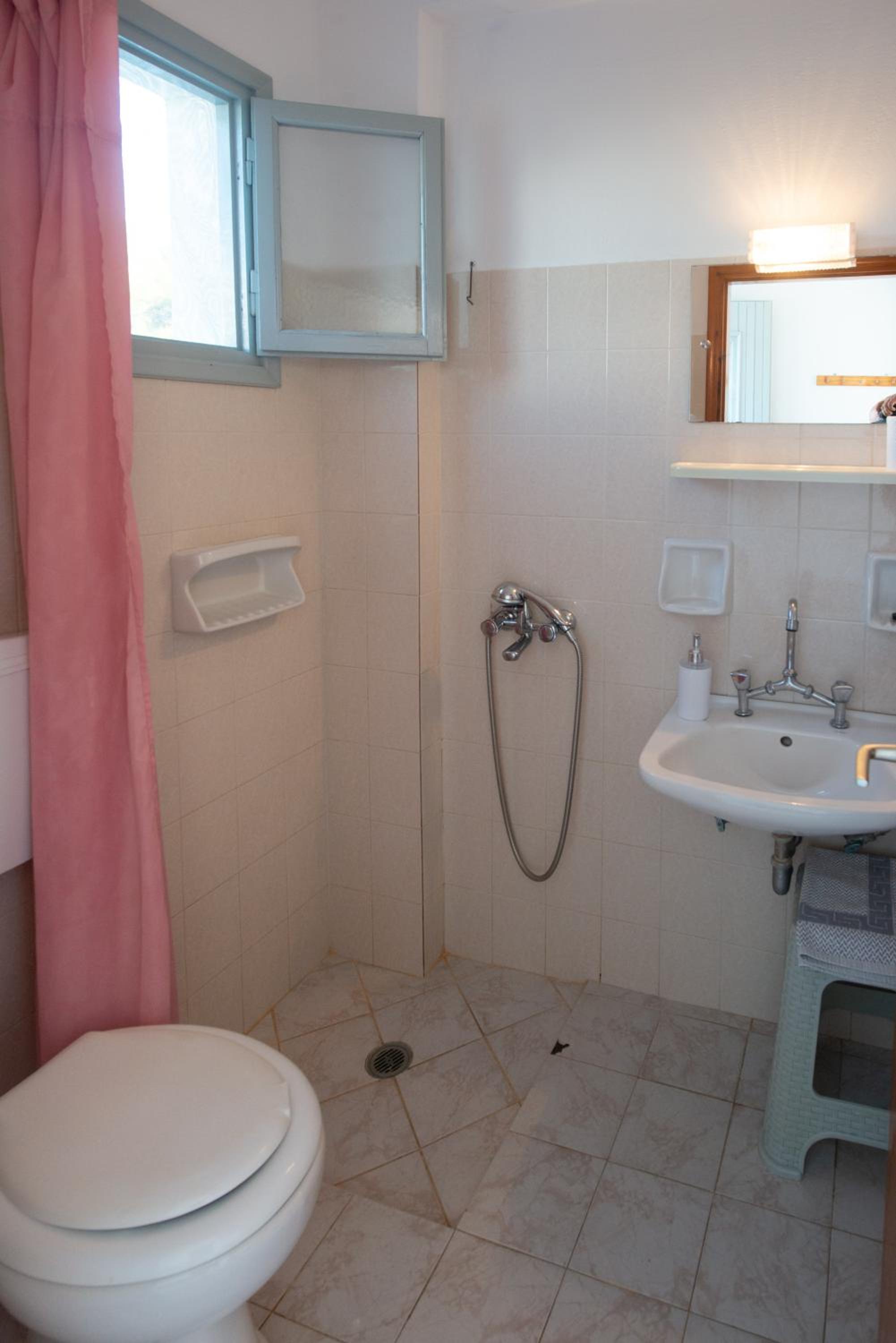 Twin Room - Photo 5