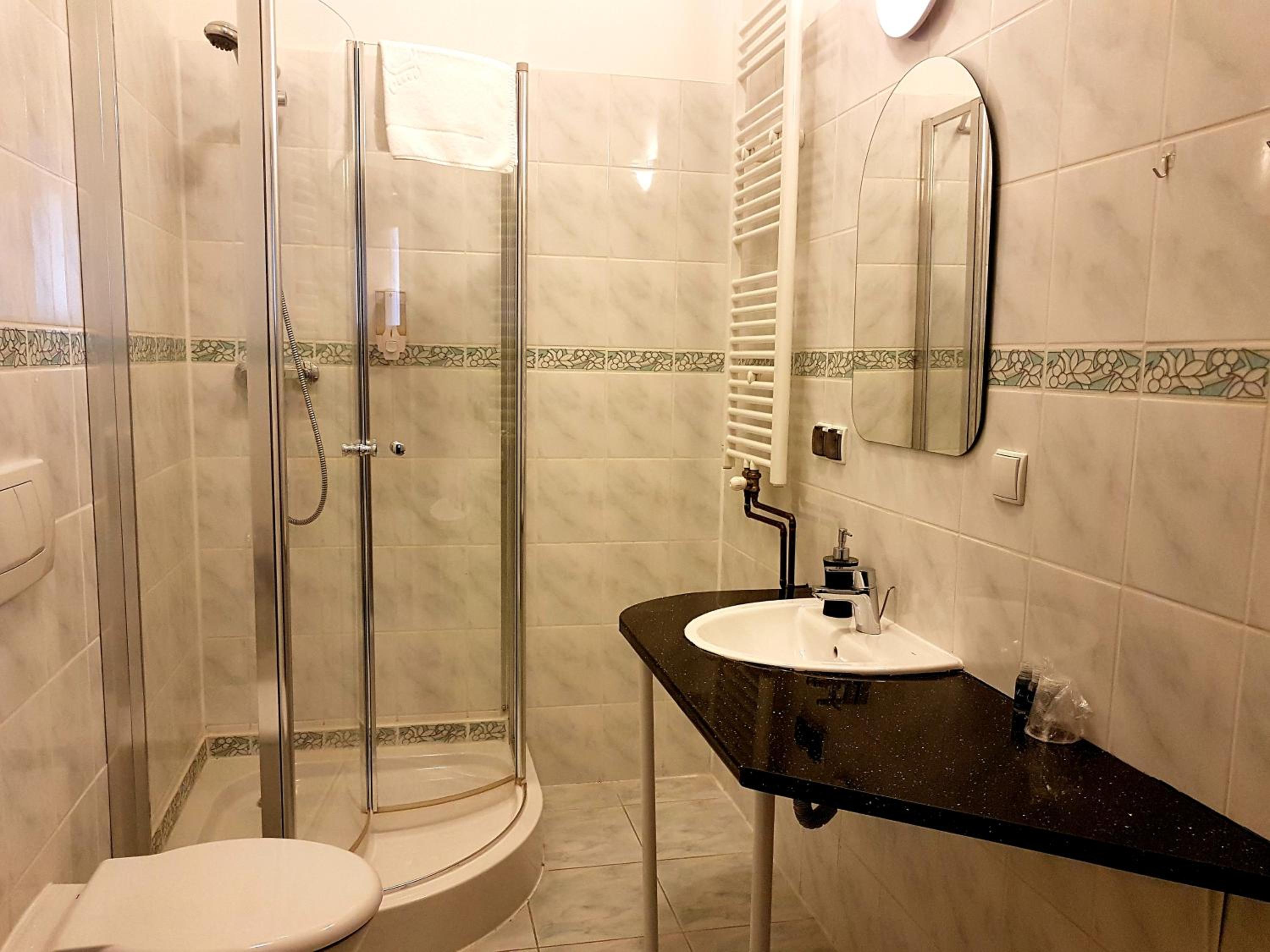Standard Twin Room - Photo 9