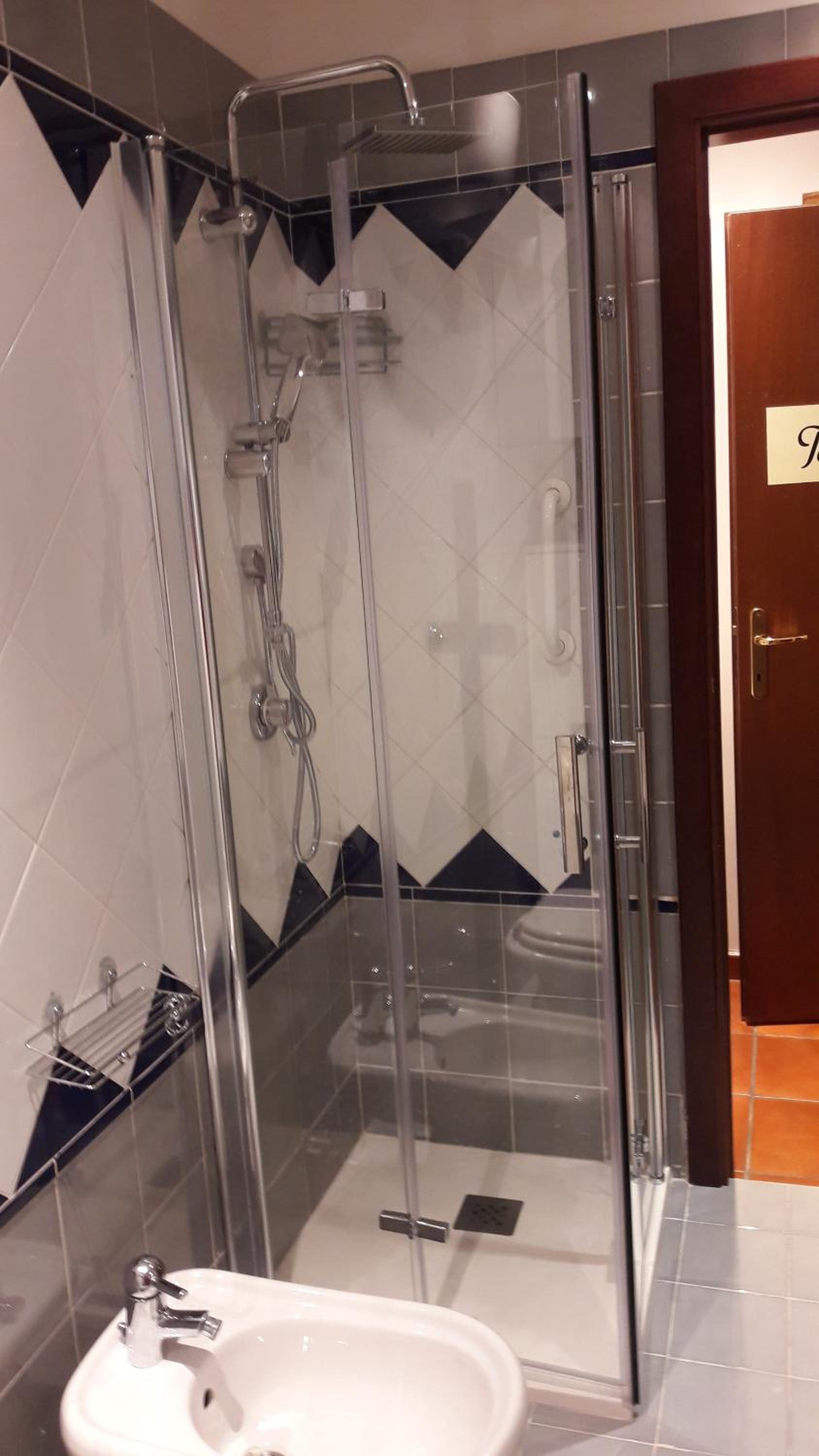 Twin Room - Disability Access photo 2