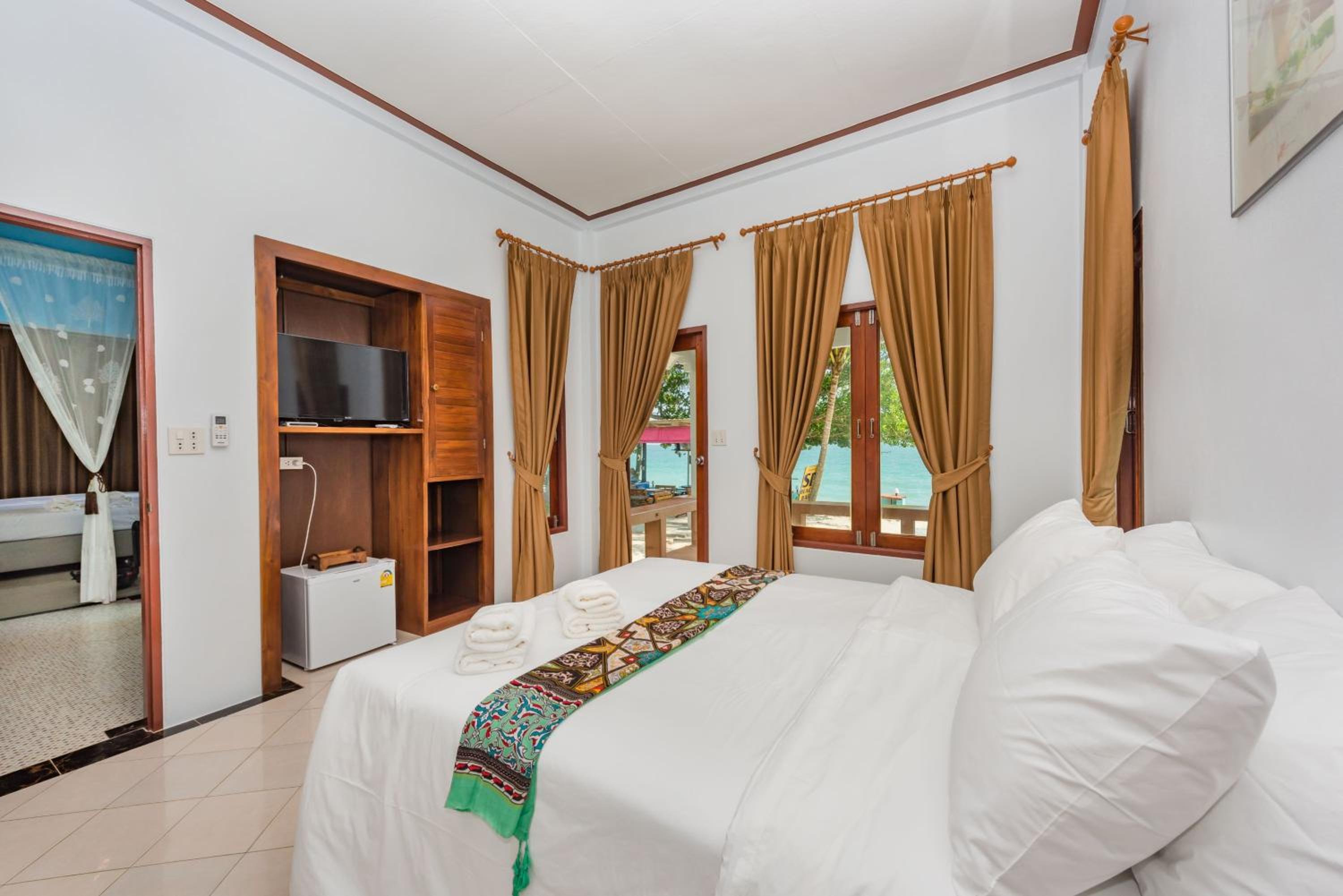 Standard Double or Twin Room with Sea View - Photo 7