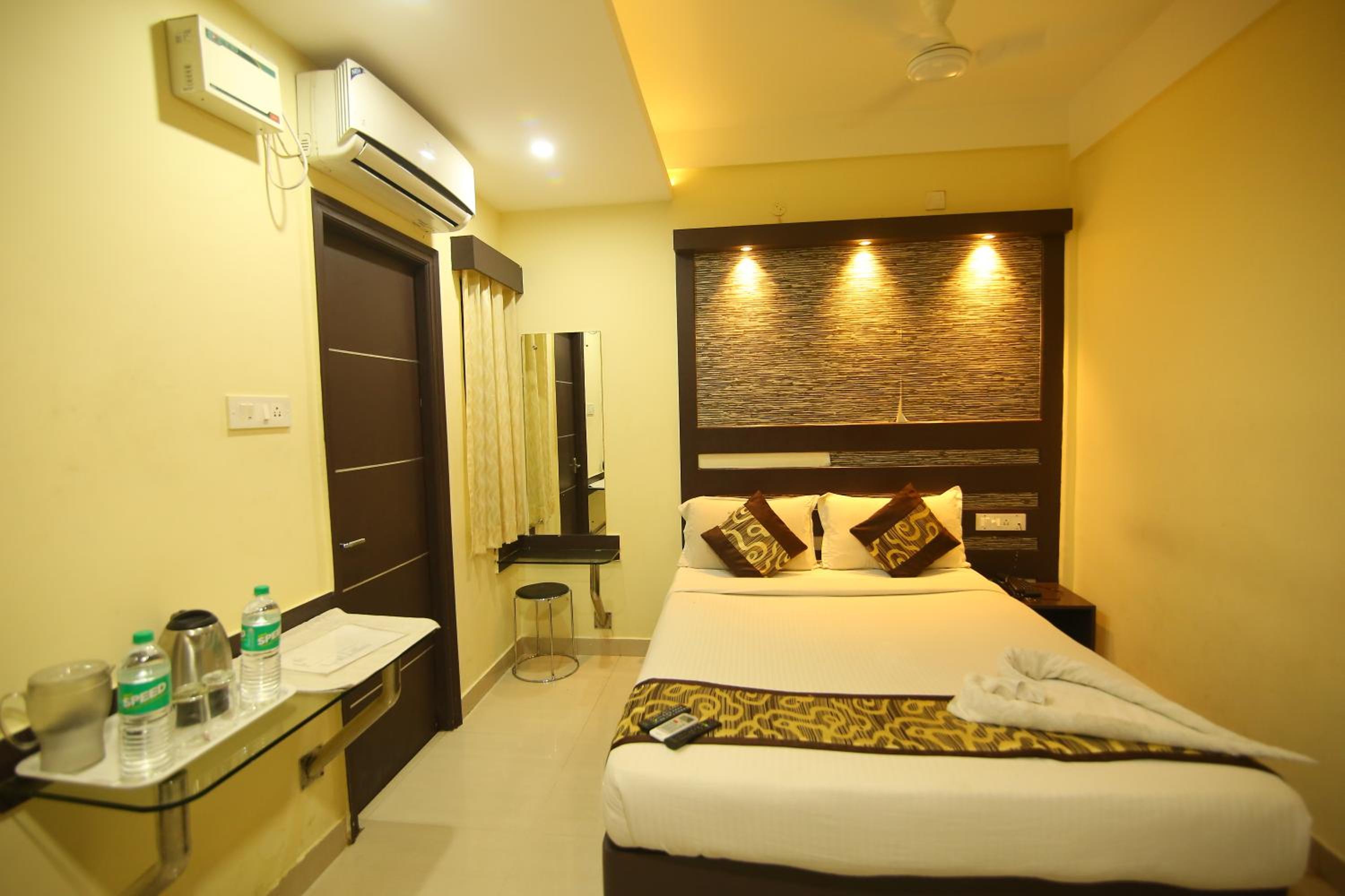 Standard King Room - Photo 35