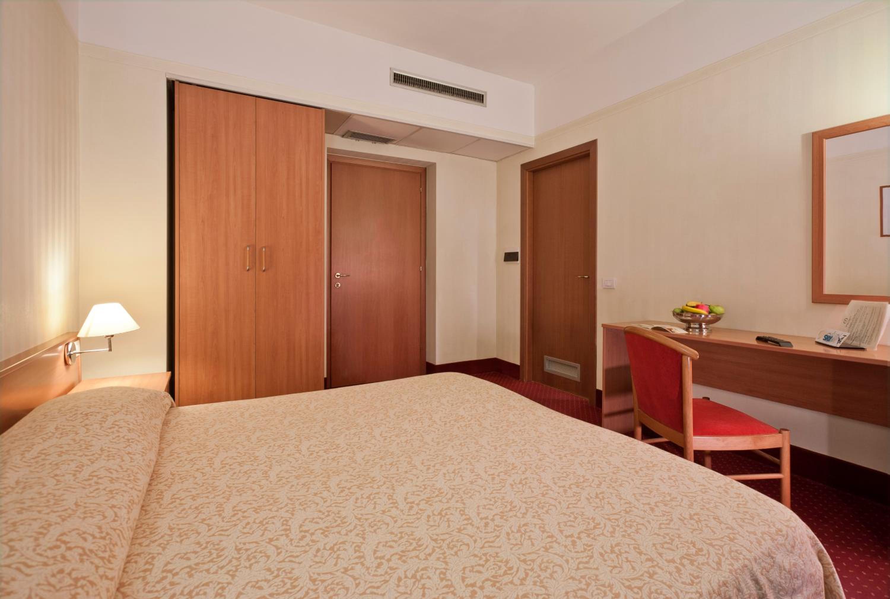 Standard Double Room - Photo 5