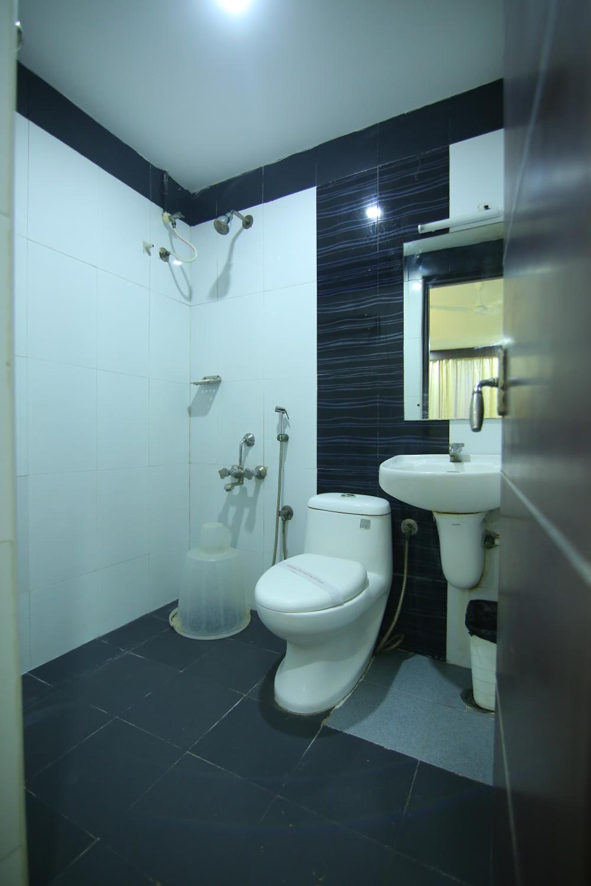 Standard King Room - Photo 44