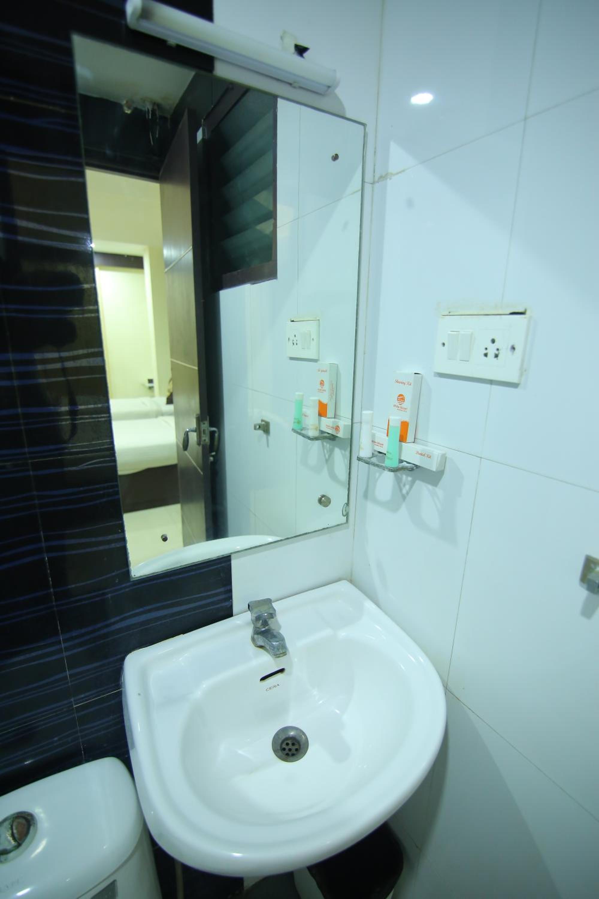 Deluxe Double Room - Photo 9
