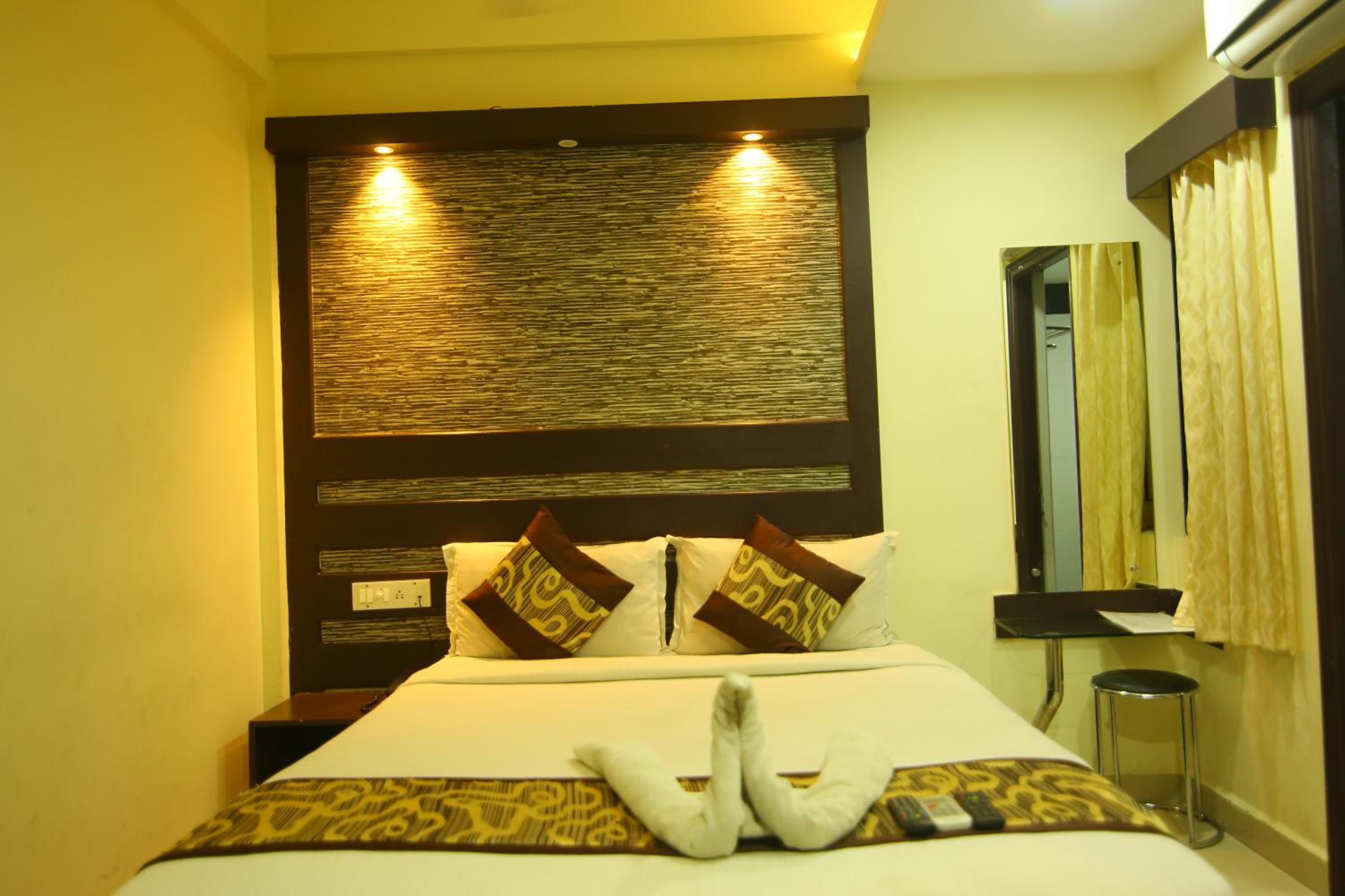 Standard King Room - Photo 24