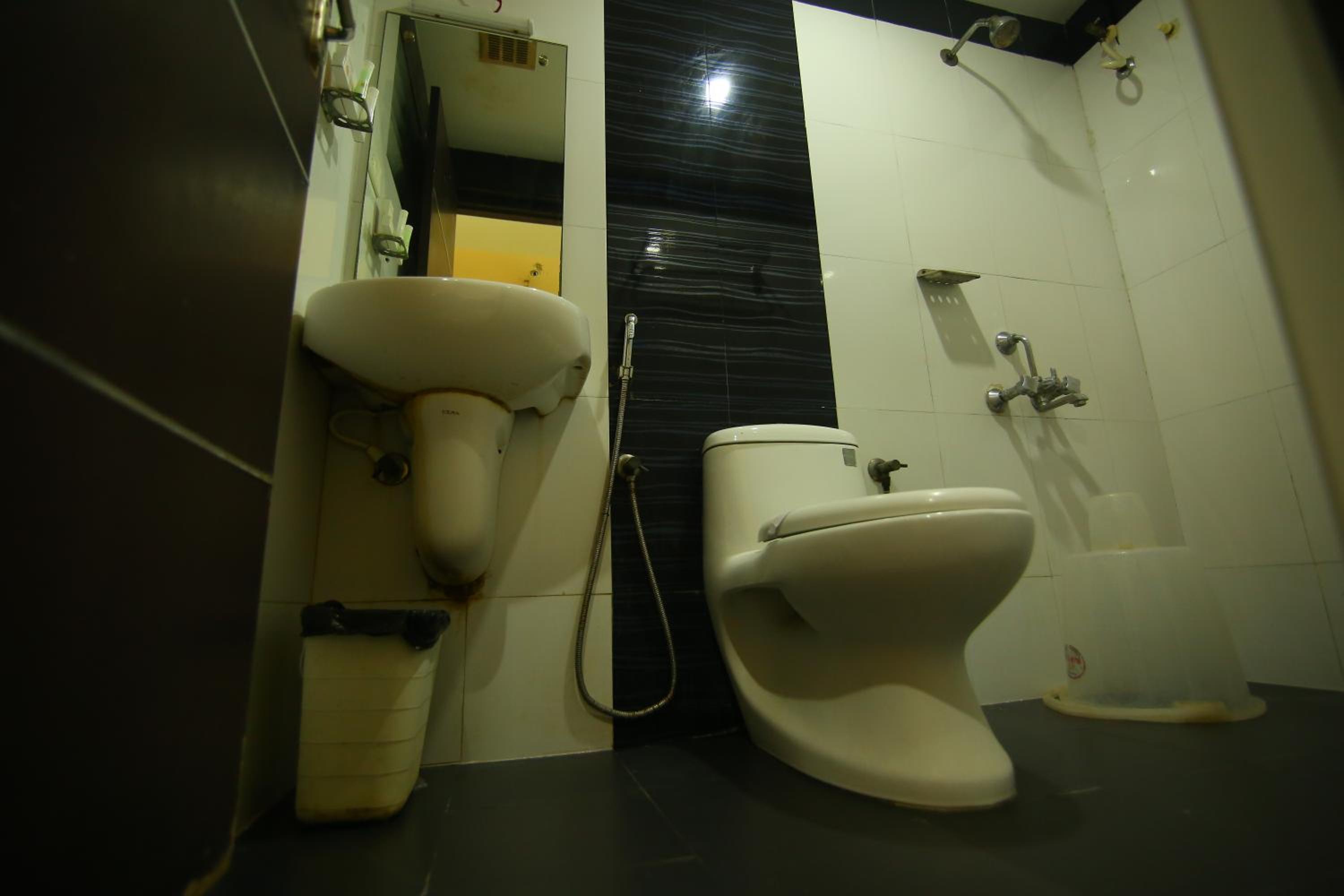 Standard King Room - Photo 5
