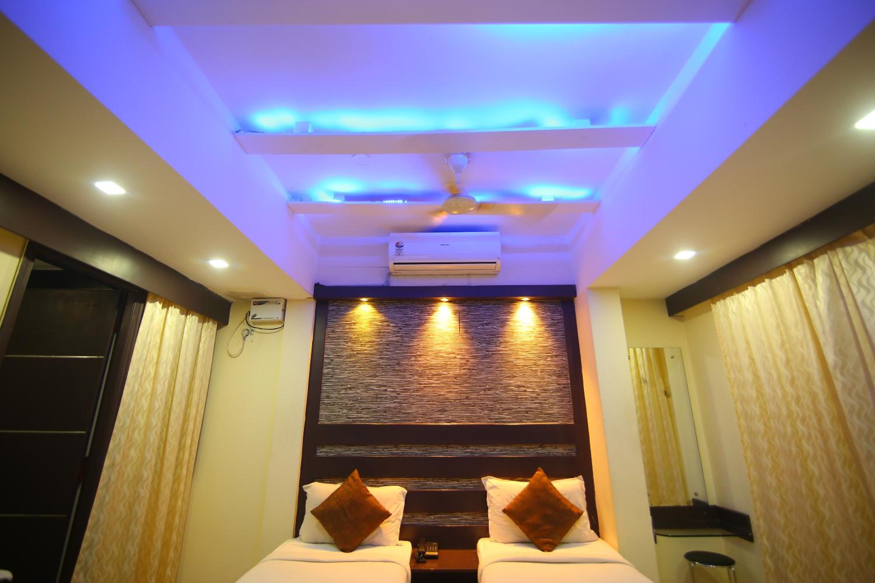 Standard King Room - Photo 18