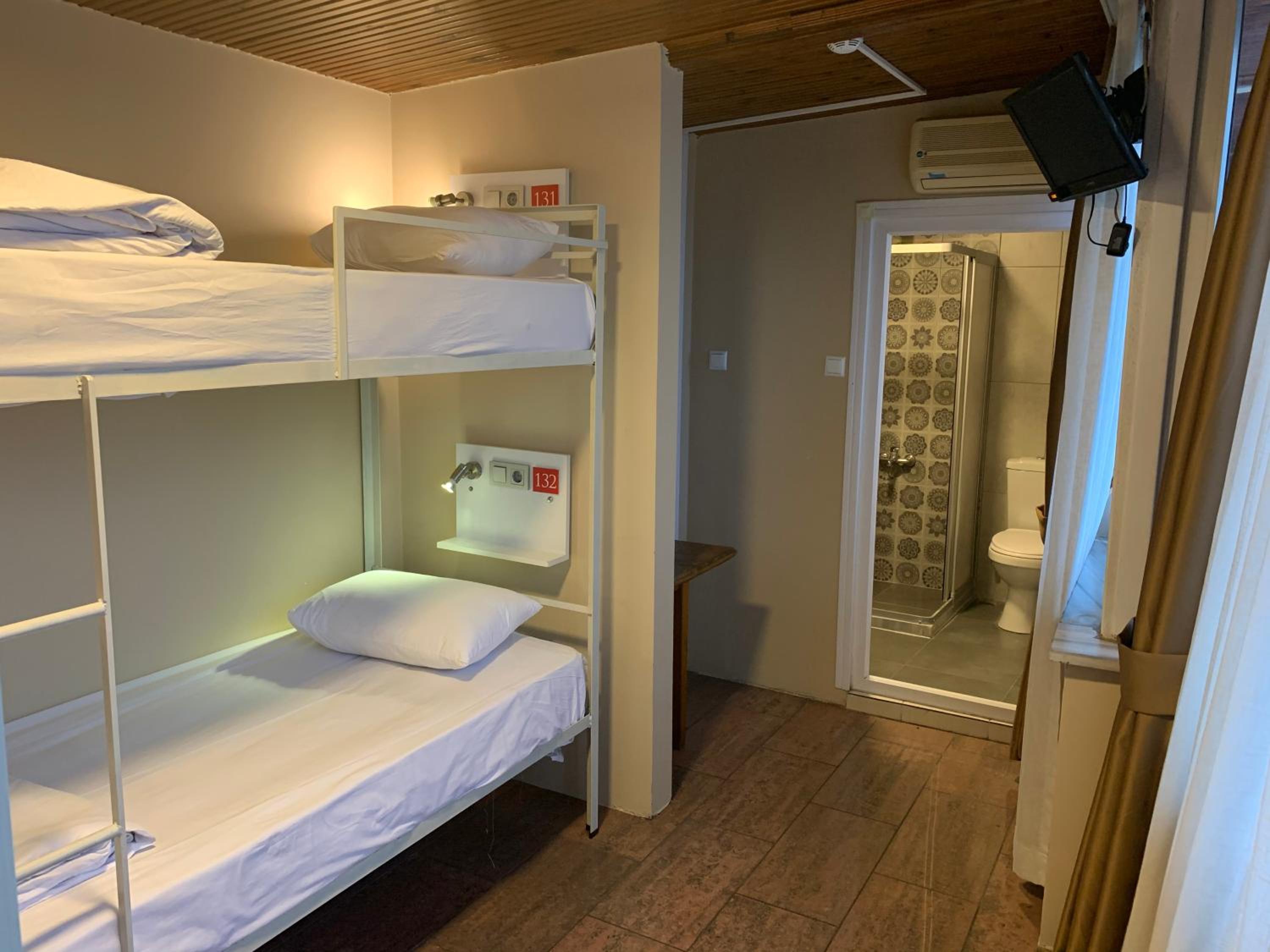 Bed in 4-Bed Mixed Dormitory Room with Sea View photo 1