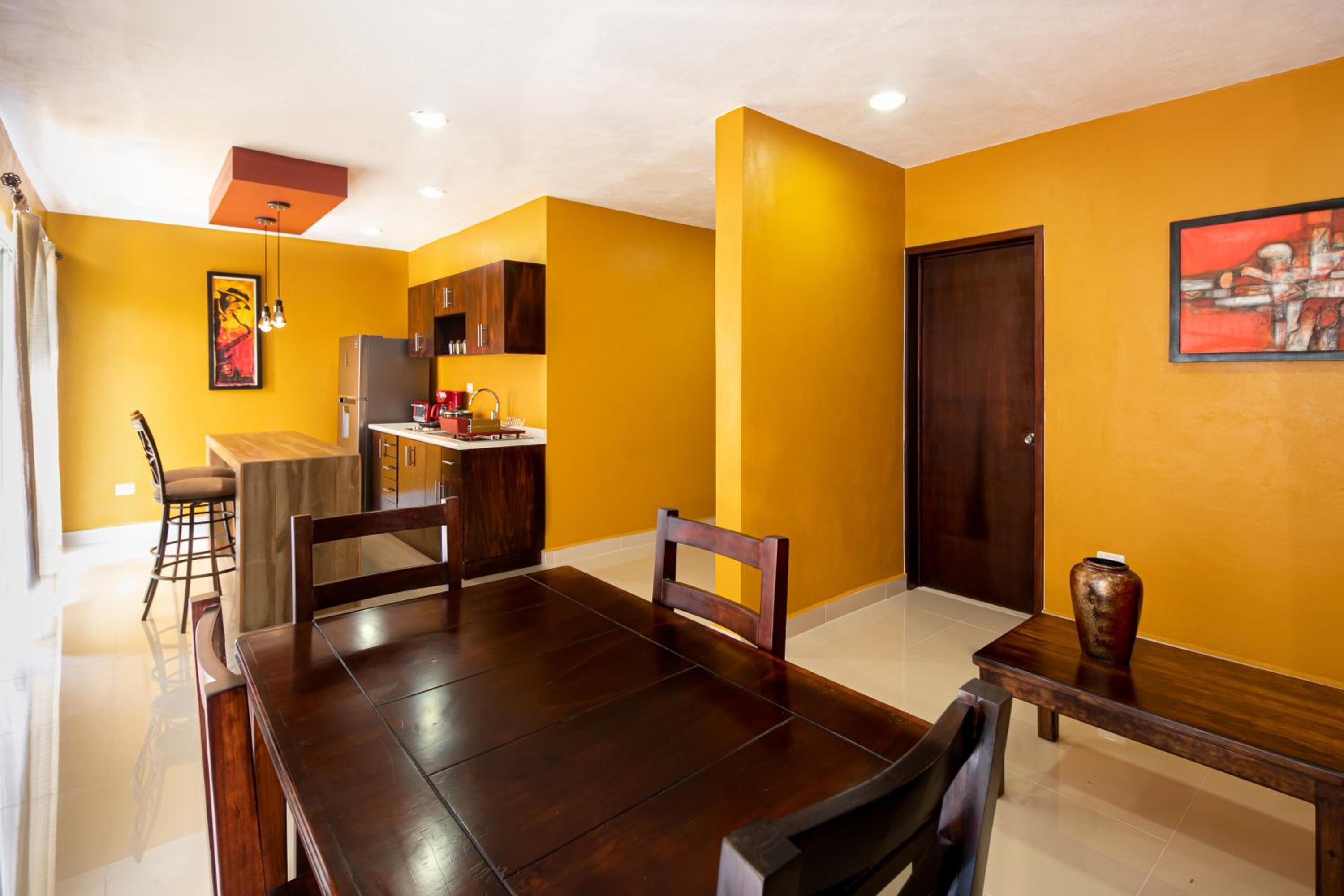 Deluxe Family Suite - Photo 12