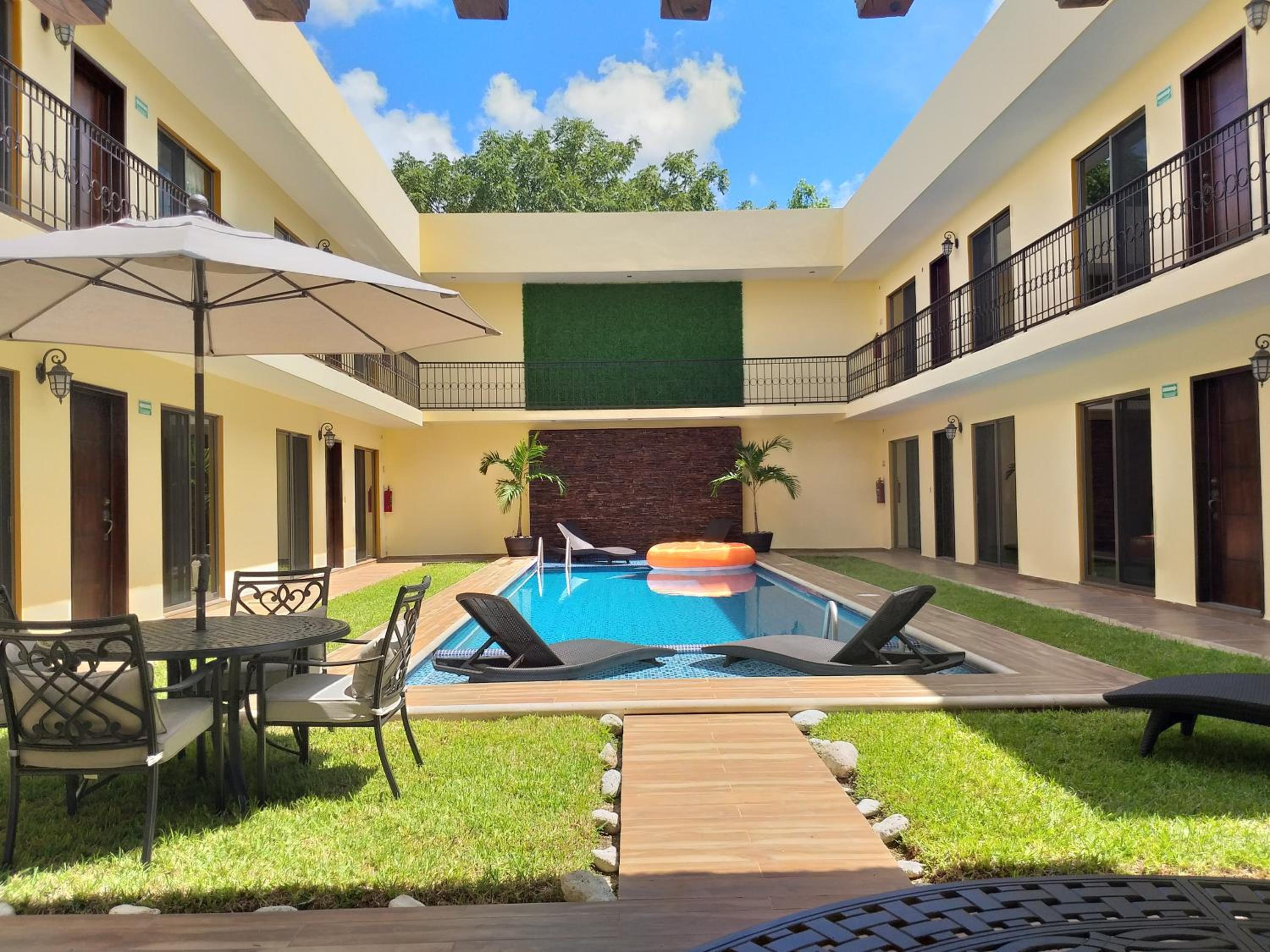 Deluxe Family Suite - Photo 11