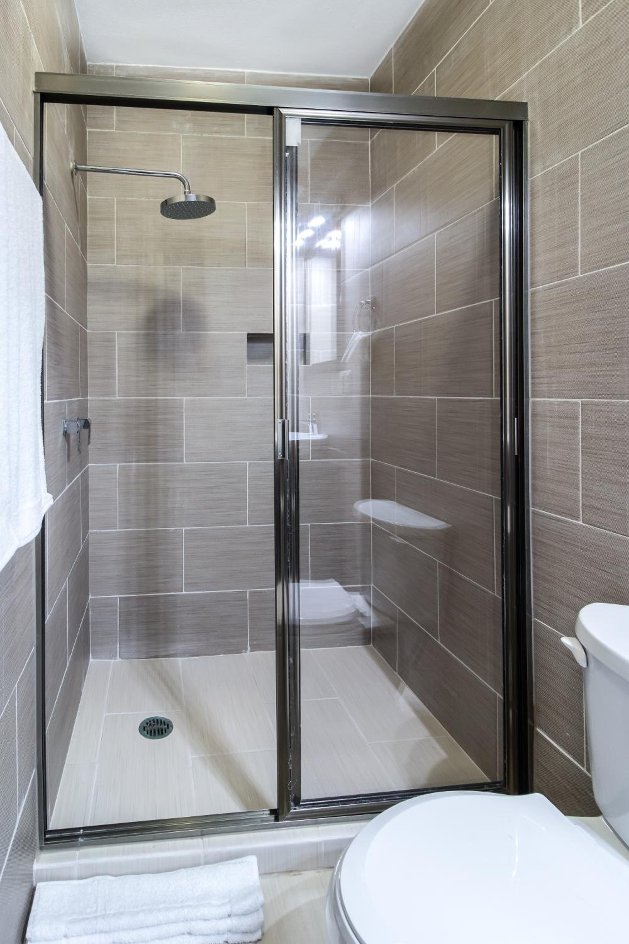 Deluxe Family Suite - Photo 15