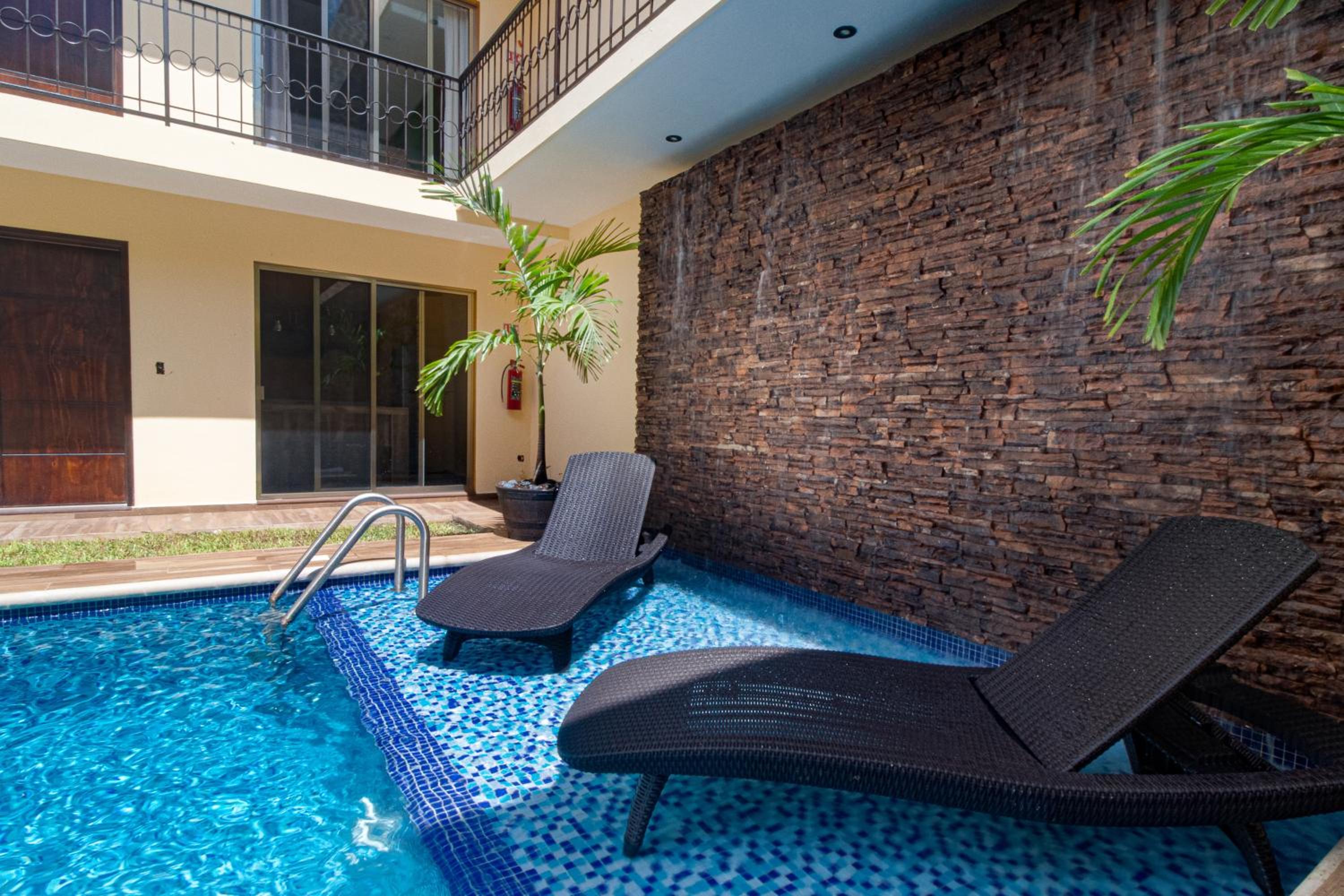 Deluxe Family Suite - Photo 13