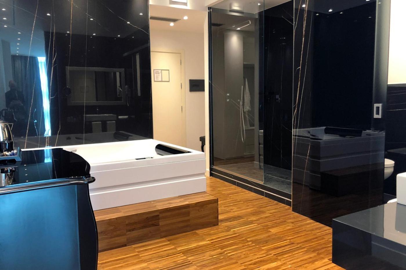 Deluxe King Room - Photo 3