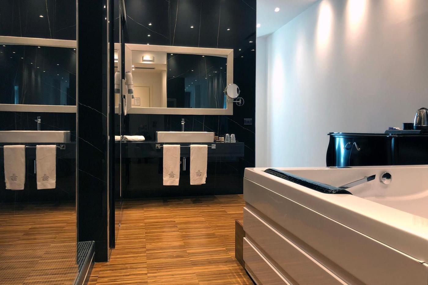Deluxe King Room - Photo 4