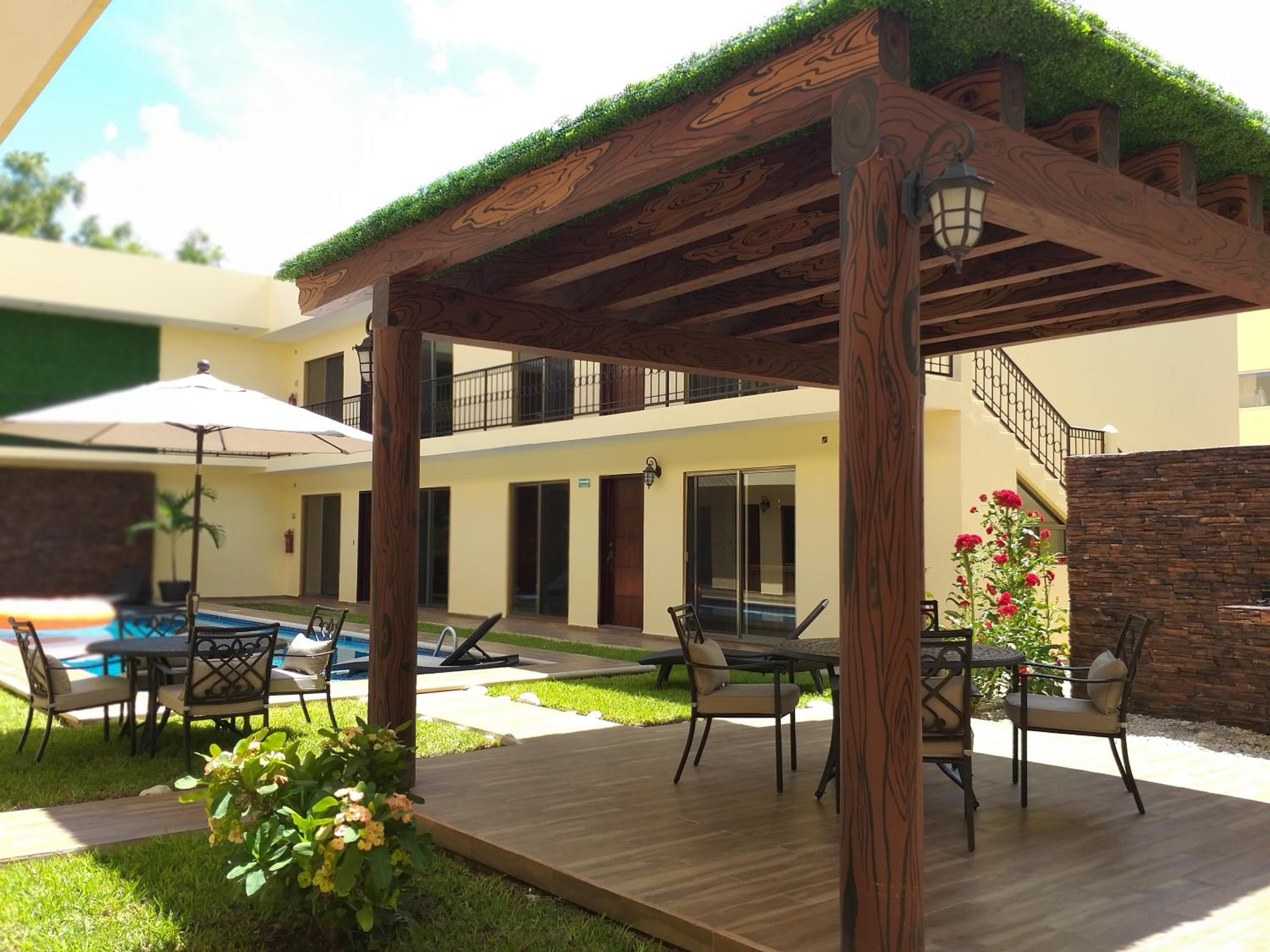 Deluxe Family Suite - Photo 16