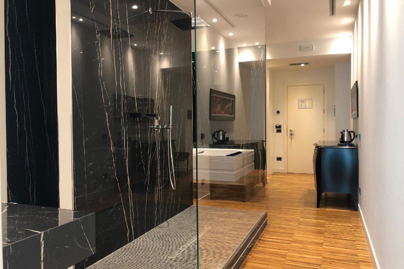 Superior King Room - Photo 4