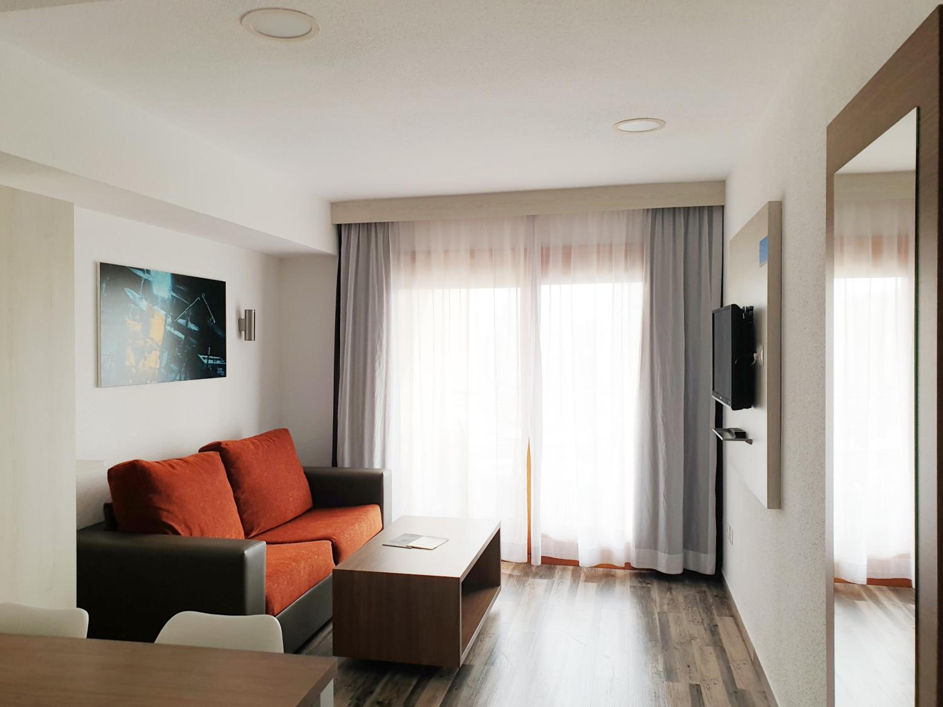 One-Bedroom Apartment (3 Adults + 1 Child) photo 2