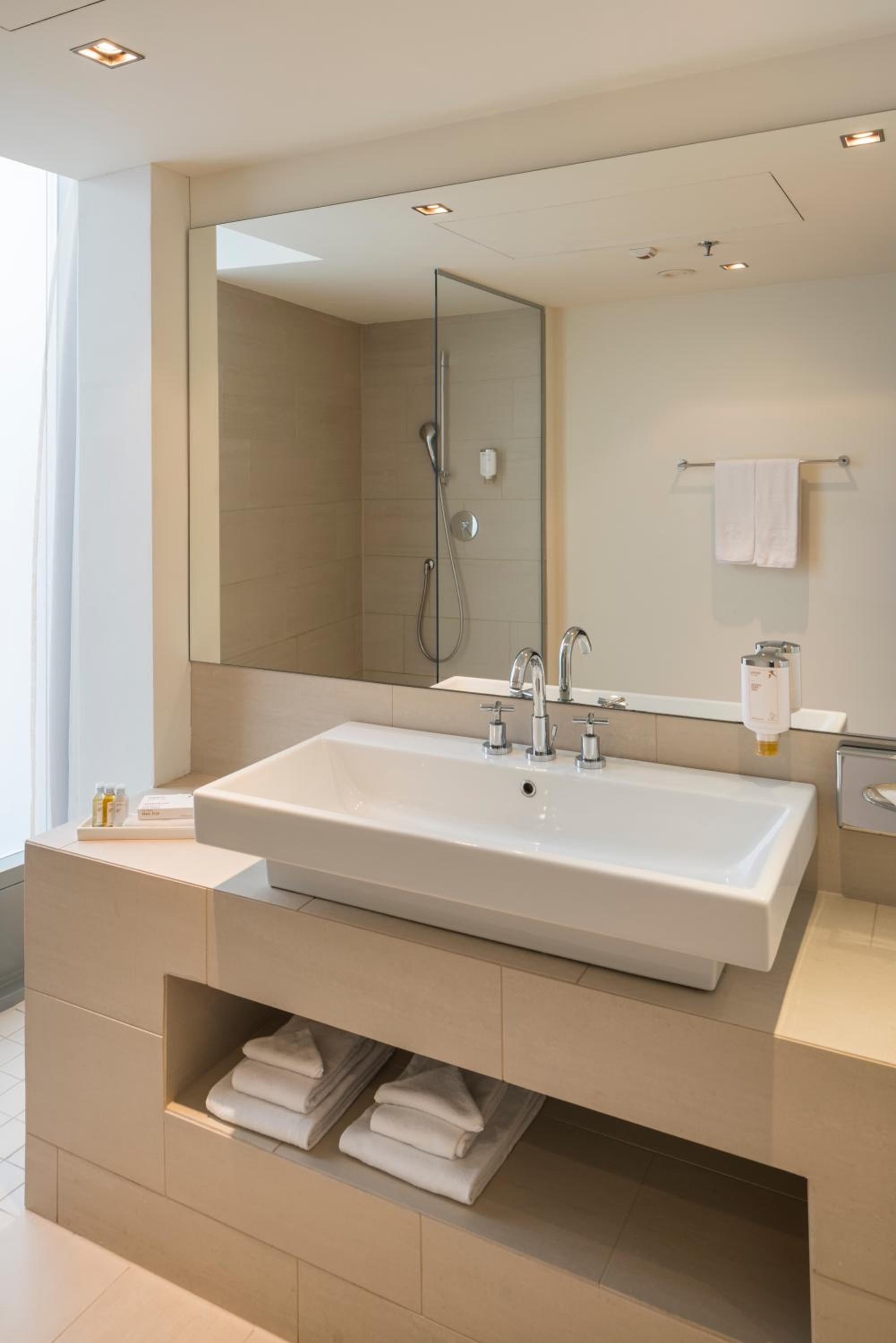 Executive Double Room (with access to Rooftop Lounge) - Photo 4