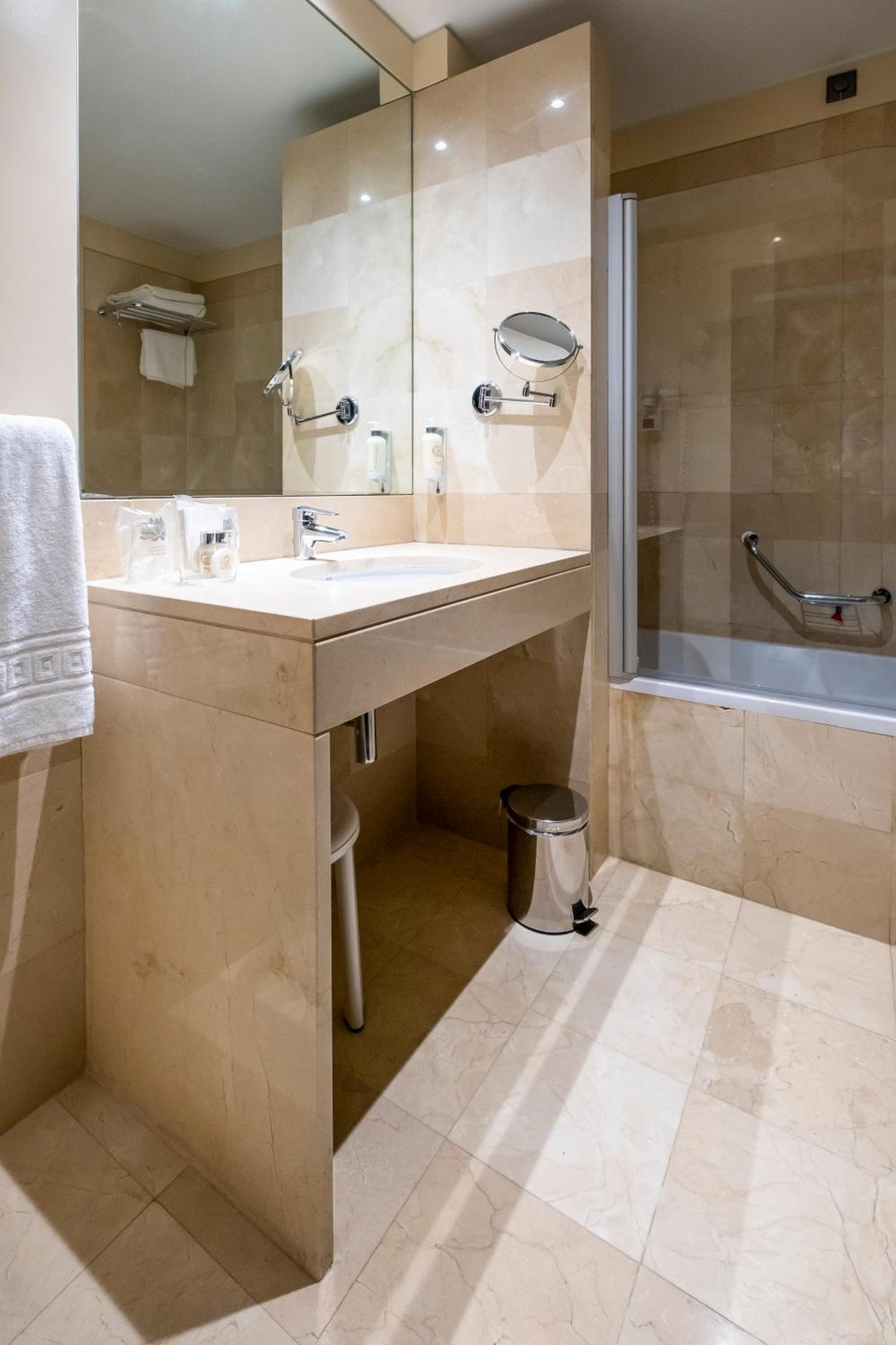 Classic Double or Twin Room - Photo 4