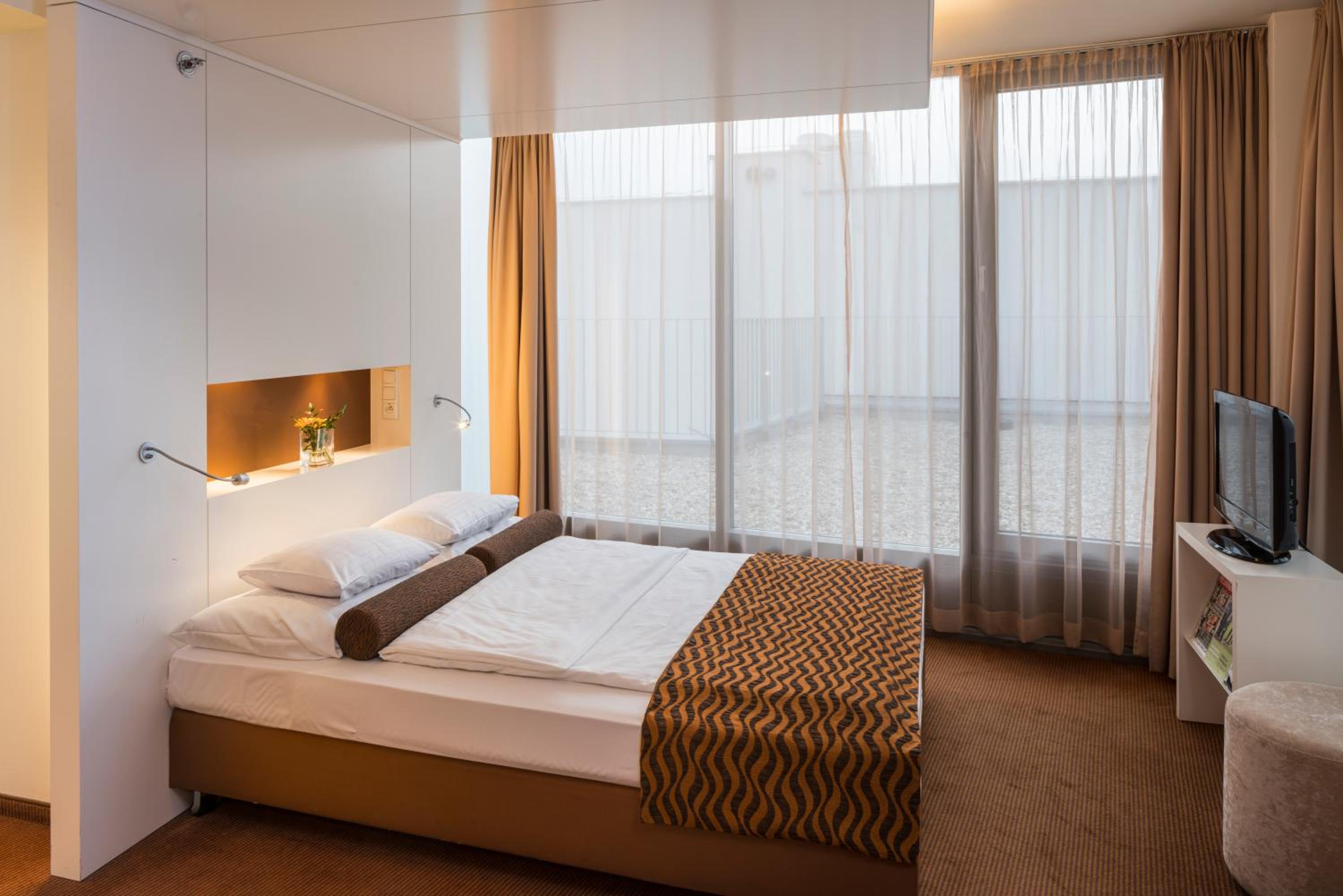 Executive Double Room (with access to Rooftop Lounge) - Photo 2