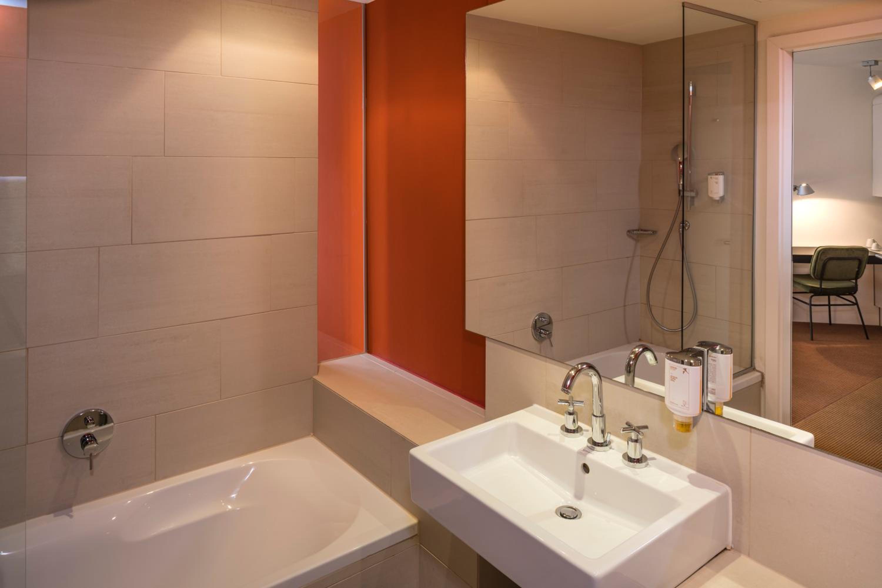 Executive Double Room (with access to Rooftop Lounge) - Photo 3